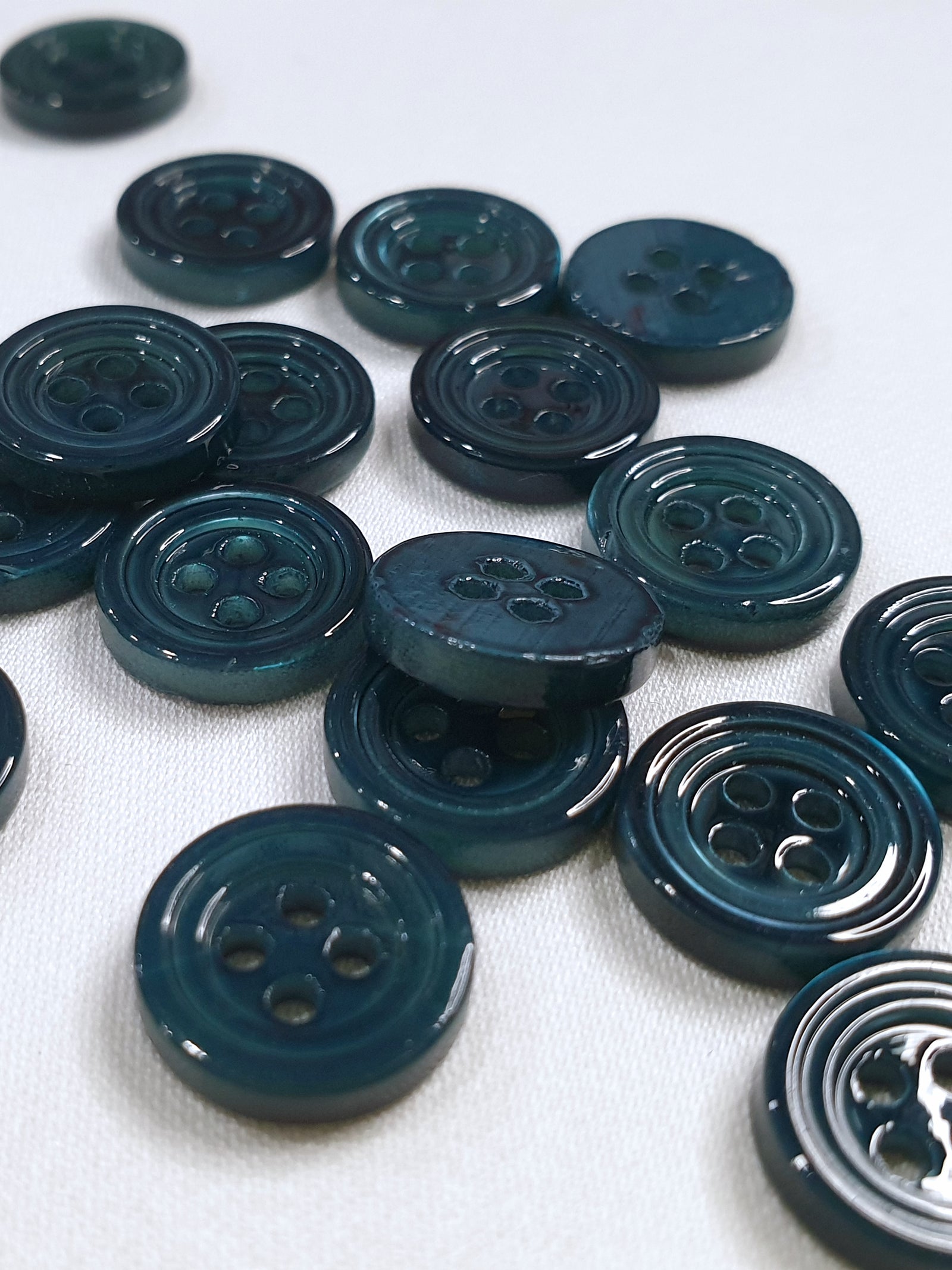 SP02/GR HUBERROSS Teal Green Colored Trocus Shell Buttons