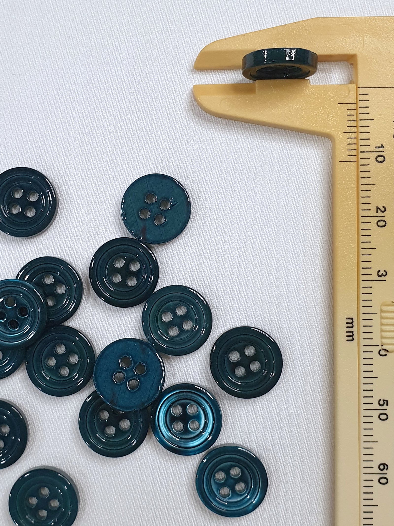 SP02/GR HUBERROSS Teal Green Colored Trocus Shell Buttons