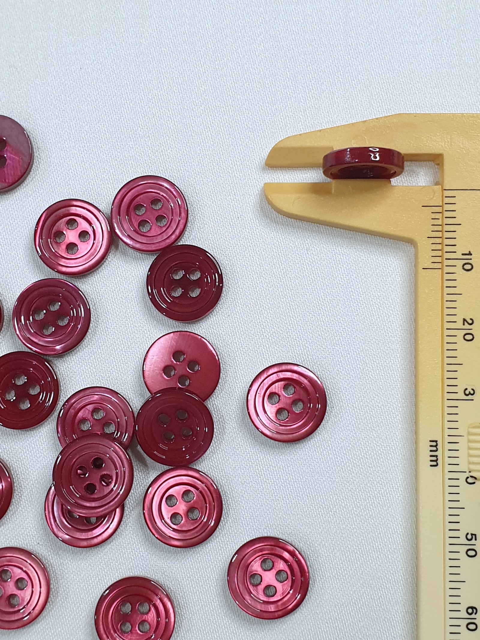 SP02/WI HUBERROSS Burgundy Wine Colored Trocus Shell Buttons
