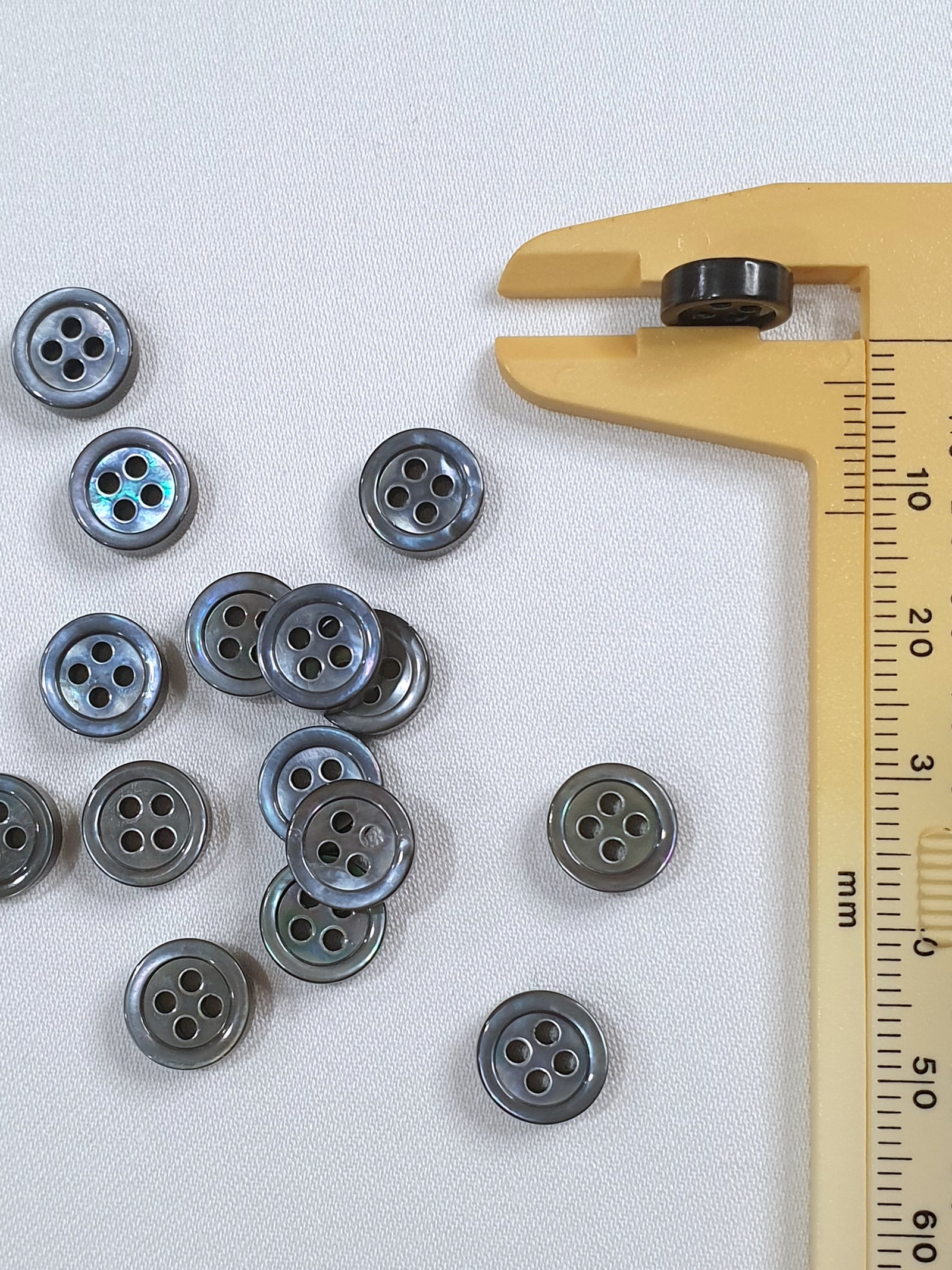SP03/G14 HUBERROSS Grey Colour 3mm Trocus Shell Buttons
