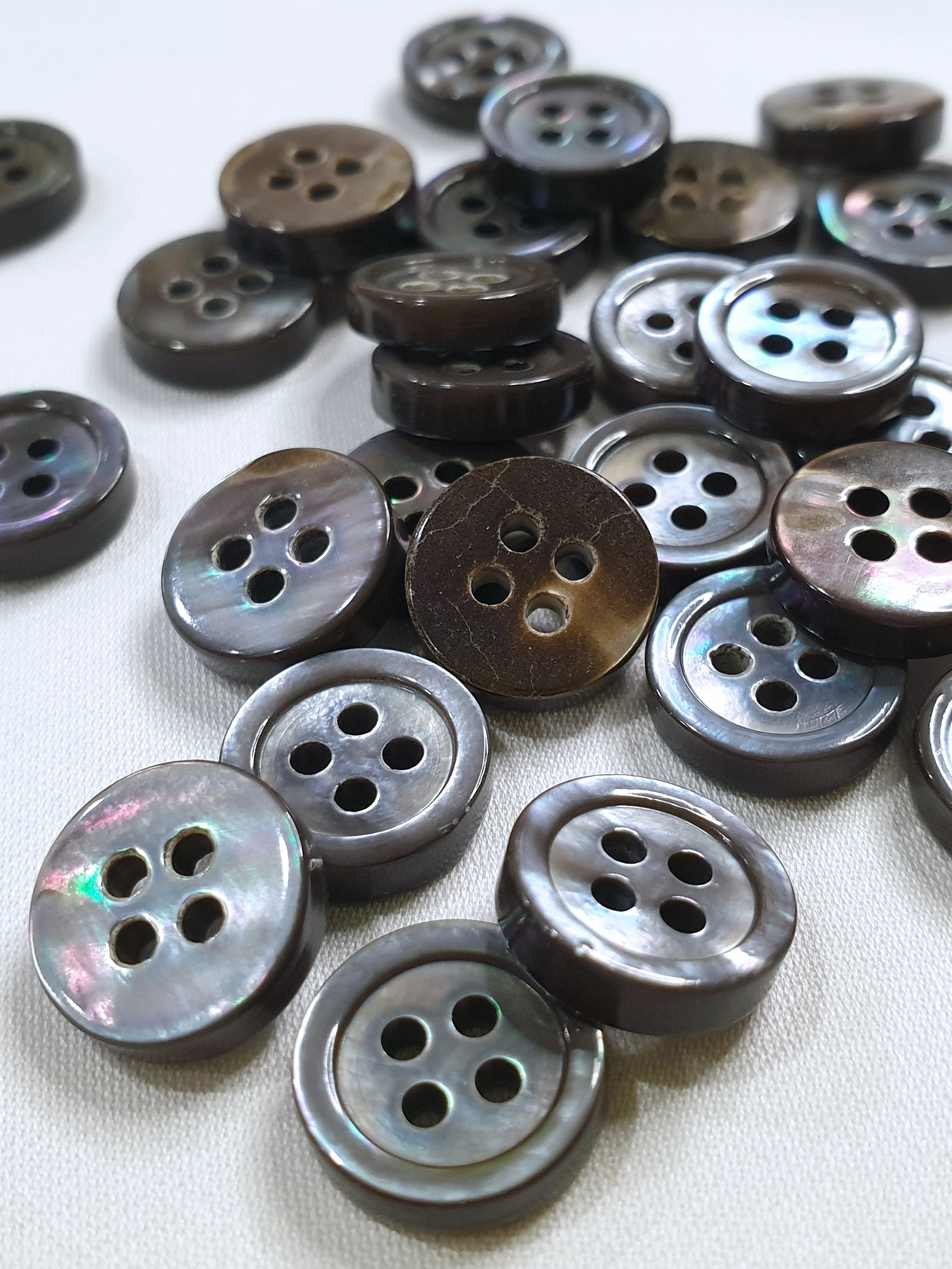 SP03/G18 HUBERROSS Grey Colour 3mm Trocus Shell Buttons