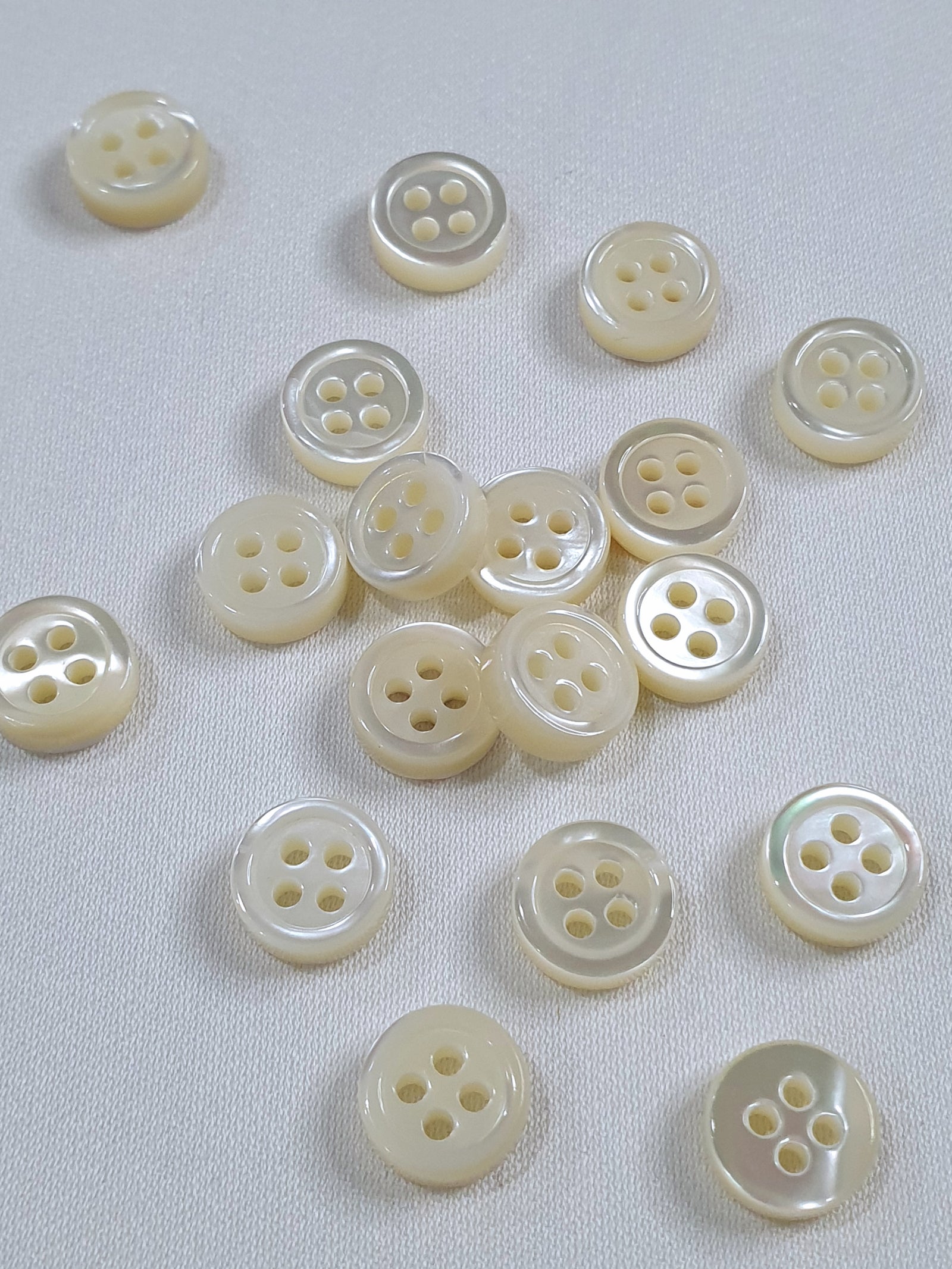 SP03/W14 HUBERROSS 3mm Trocus Shell Buttons