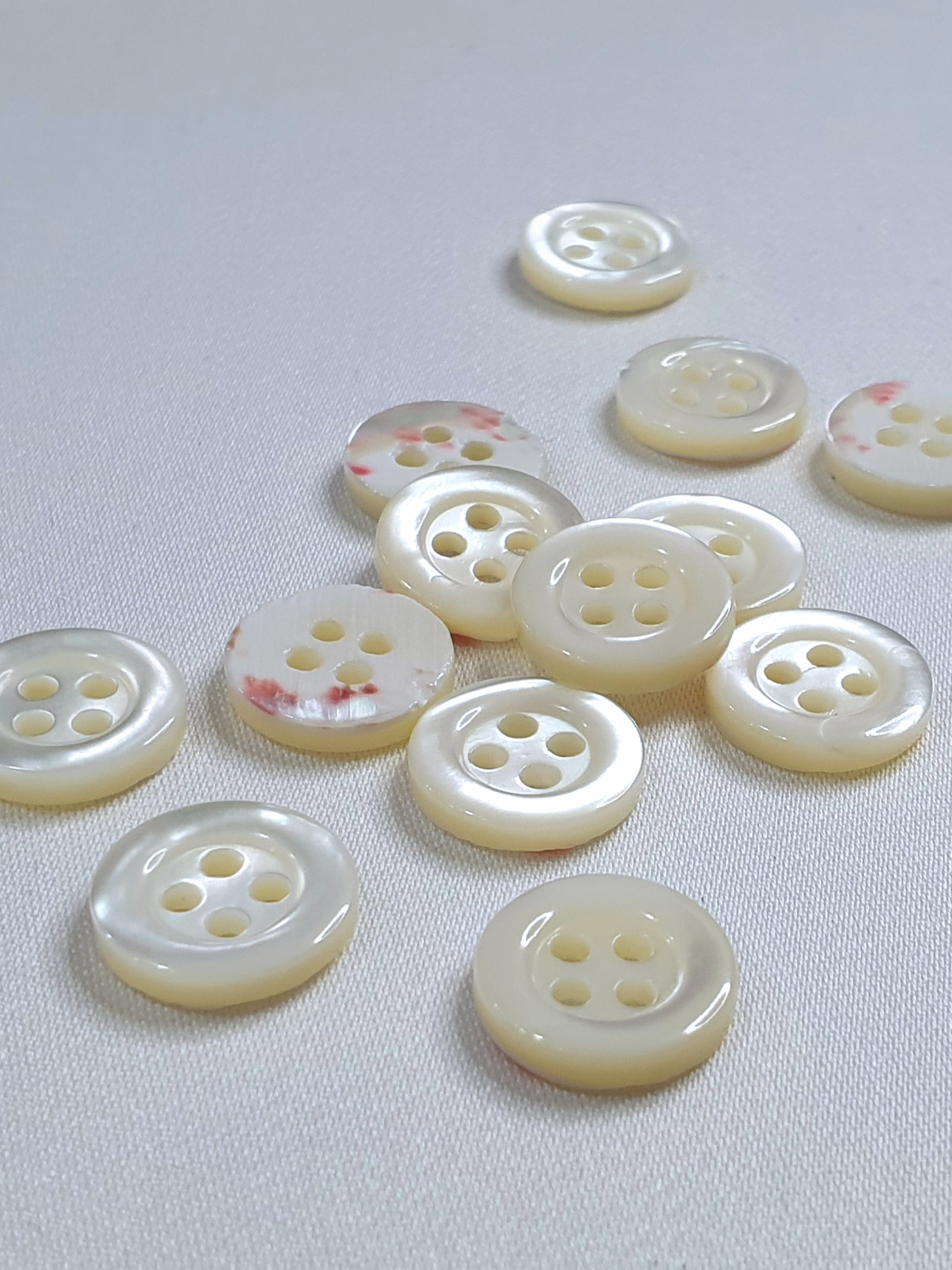 SP05 HUBERROSS Classic Trocus Shell Buttons in White , Grey and Brown
