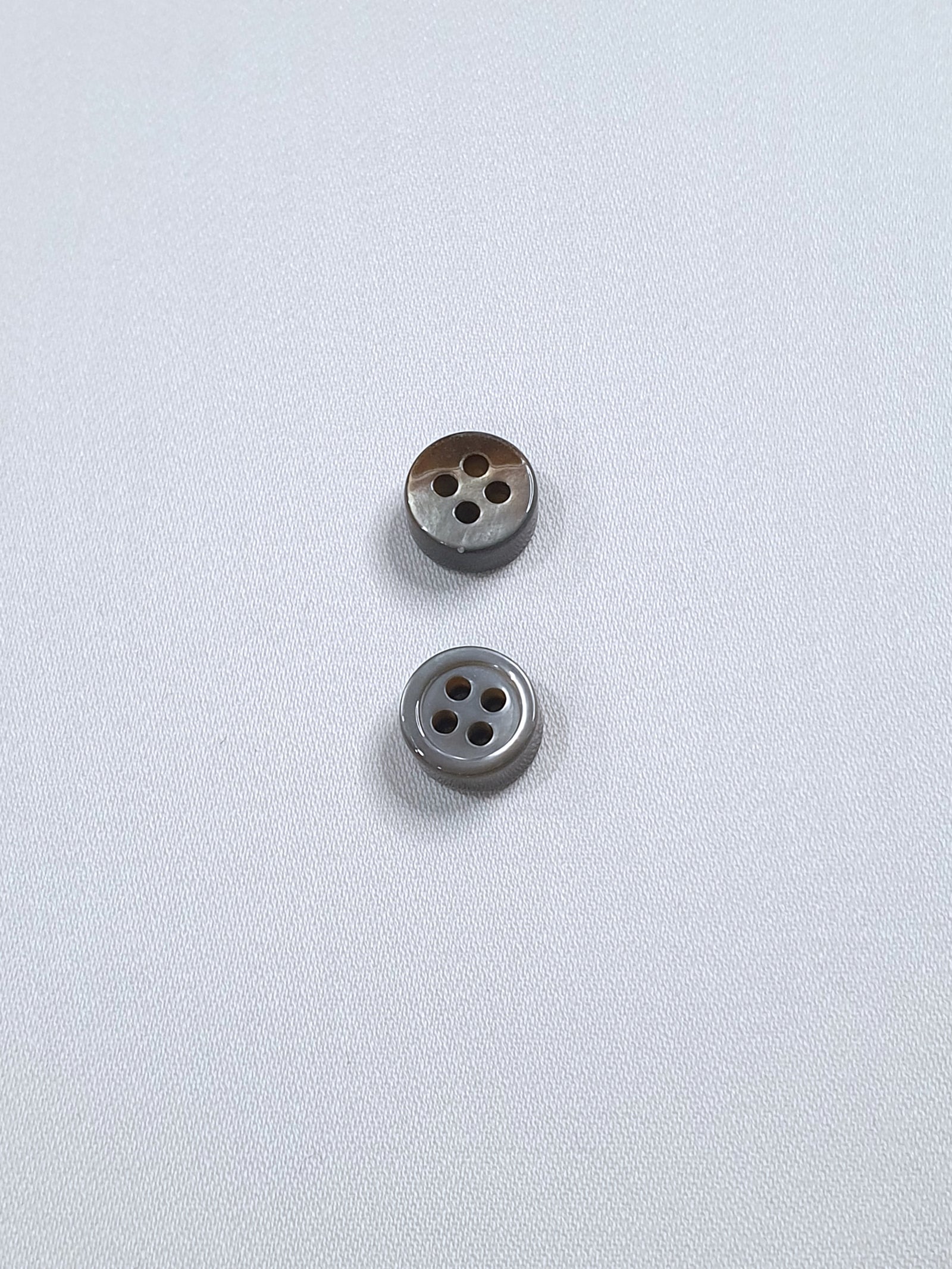 SP06/G14 HUBERROSS Grey Colour 4mm Trocus Shell Buttons