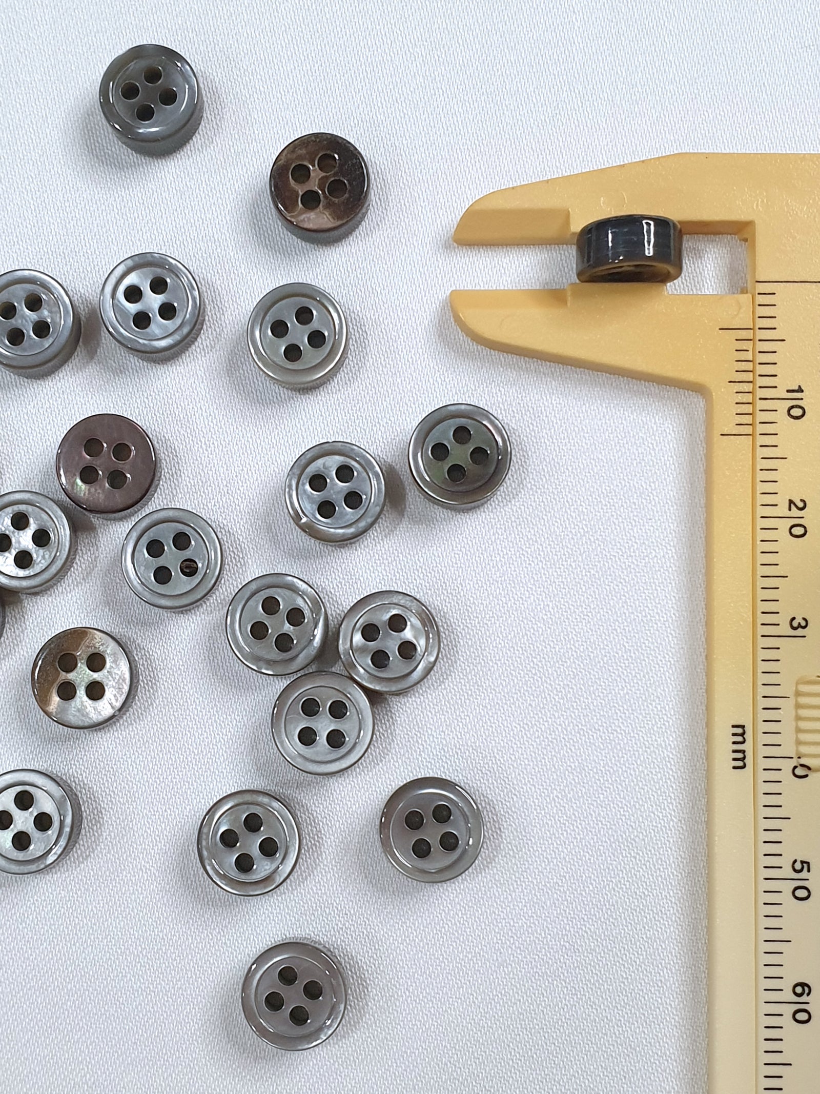 SP06/G14 HUBERROSS Grey Colour 4mm Trocus Shell Buttons
