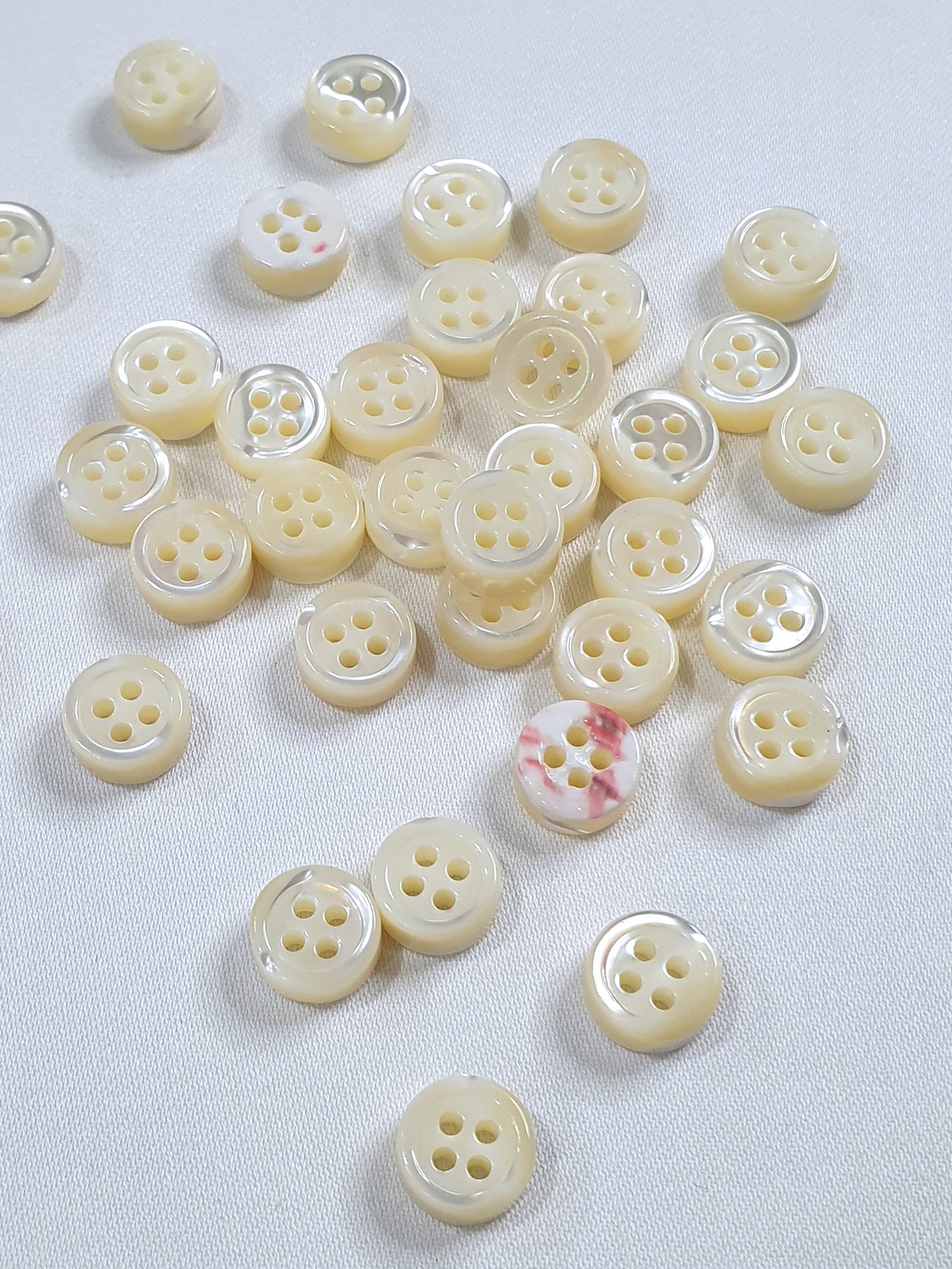 SP06/W14 HUBERROSS White Colour 4mm Trocus Shell Buttons