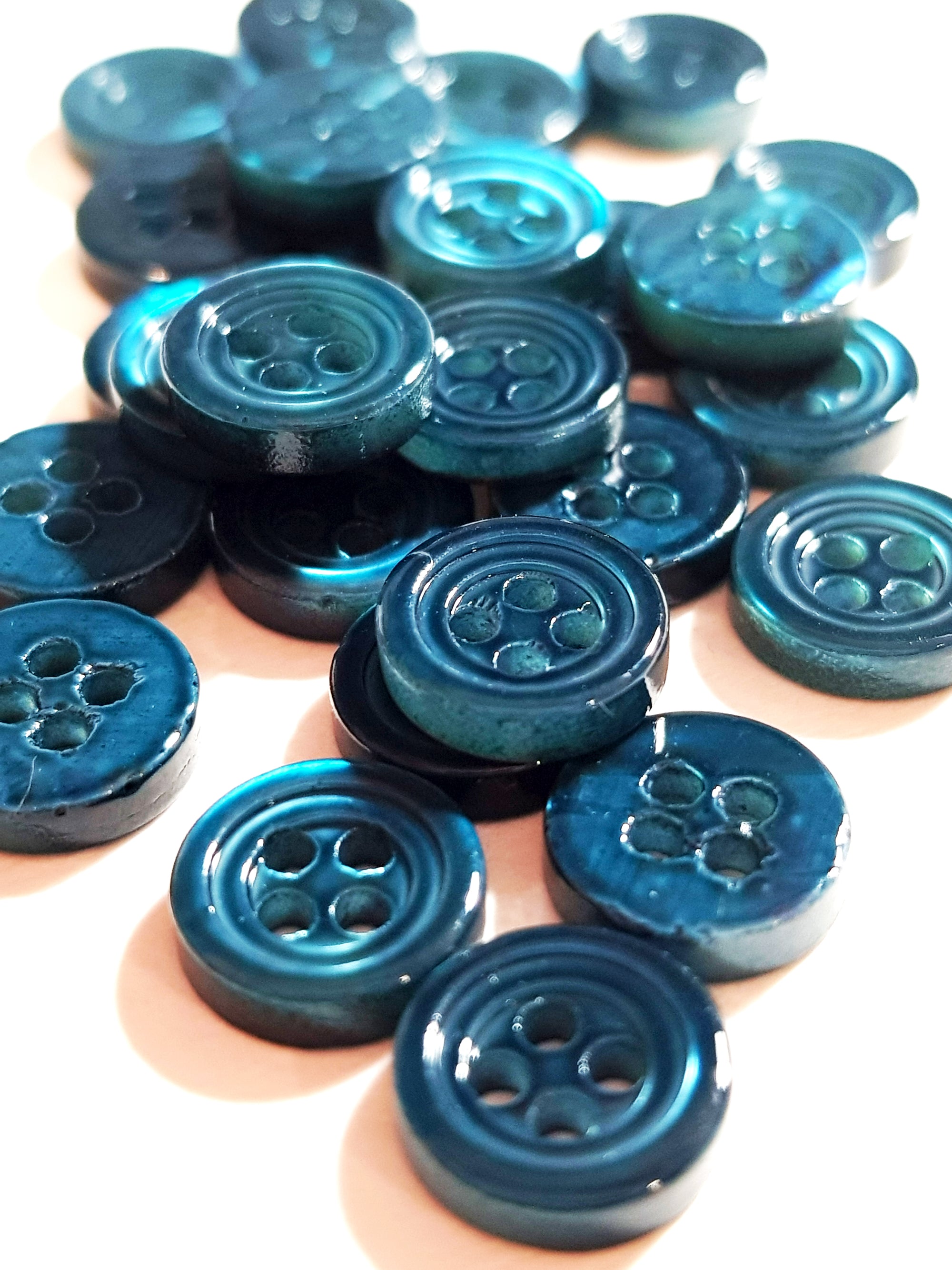 SP02/GR HUBERROSS Teal Green Colored Trocus Shell Buttons