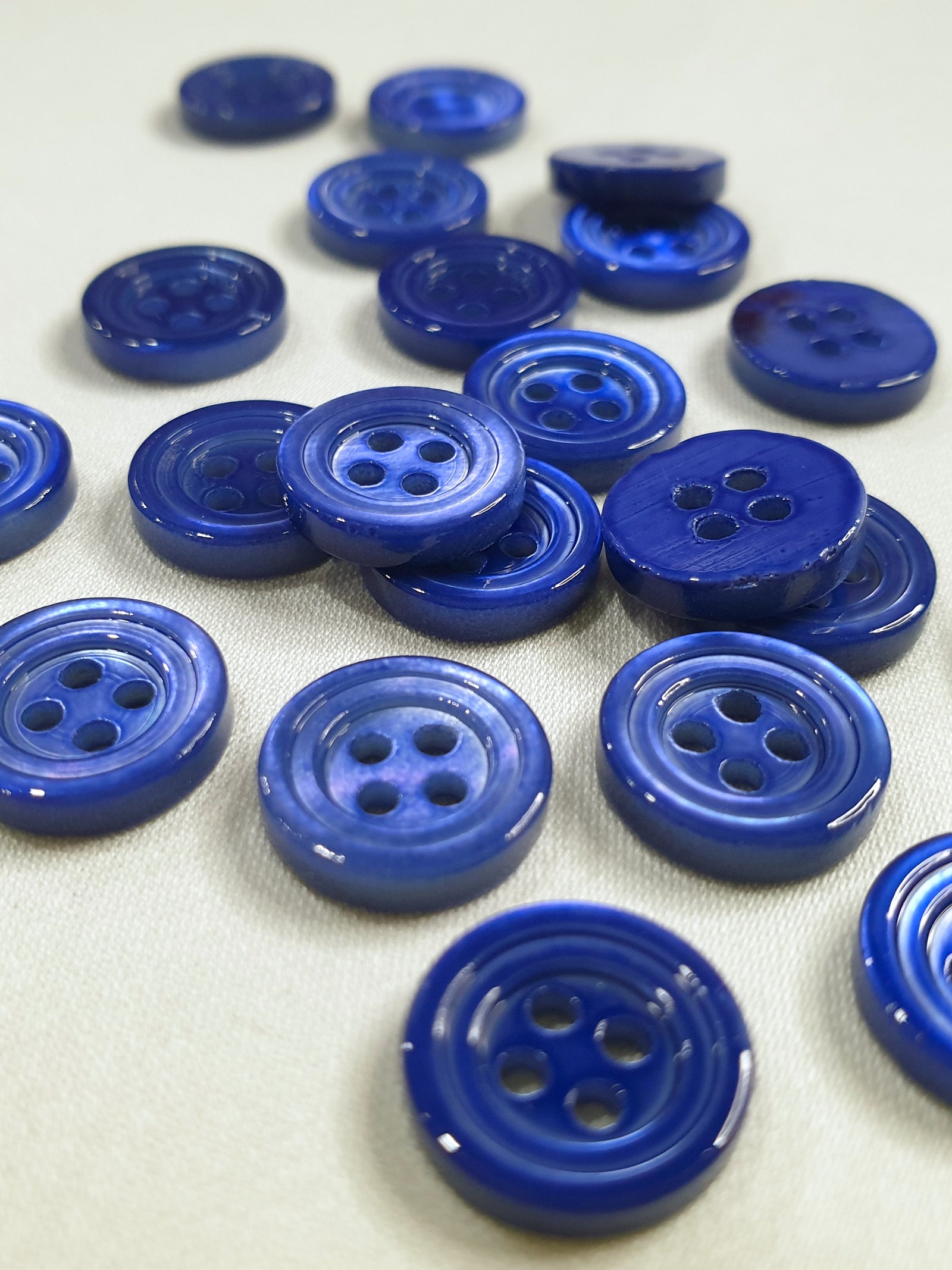 SP02/Bl HUBERROSS Blue Colored Trocus Shell Buttons