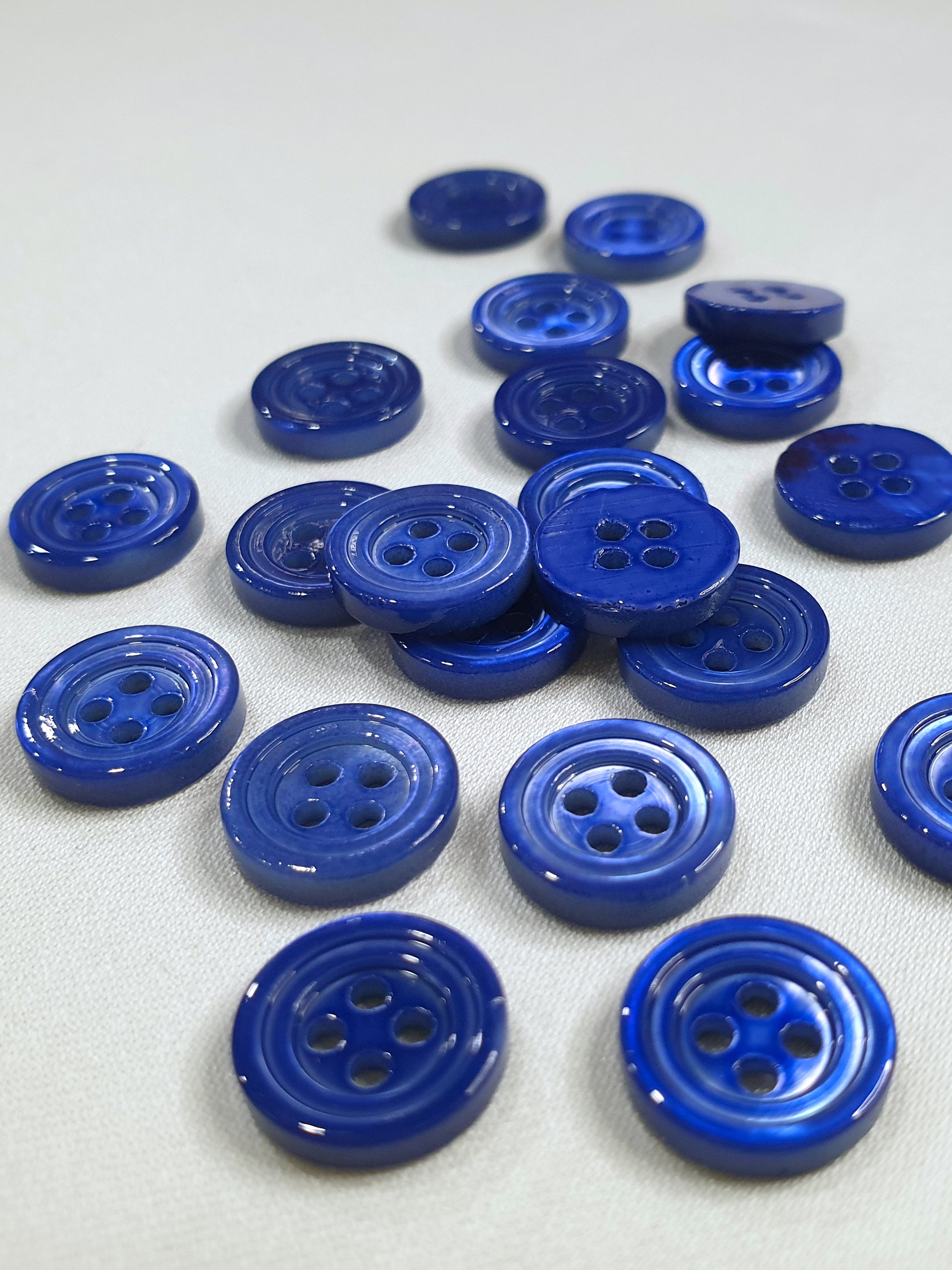 SP02/Bl HUBERROSS Blue Colored Trocus Shell Buttons