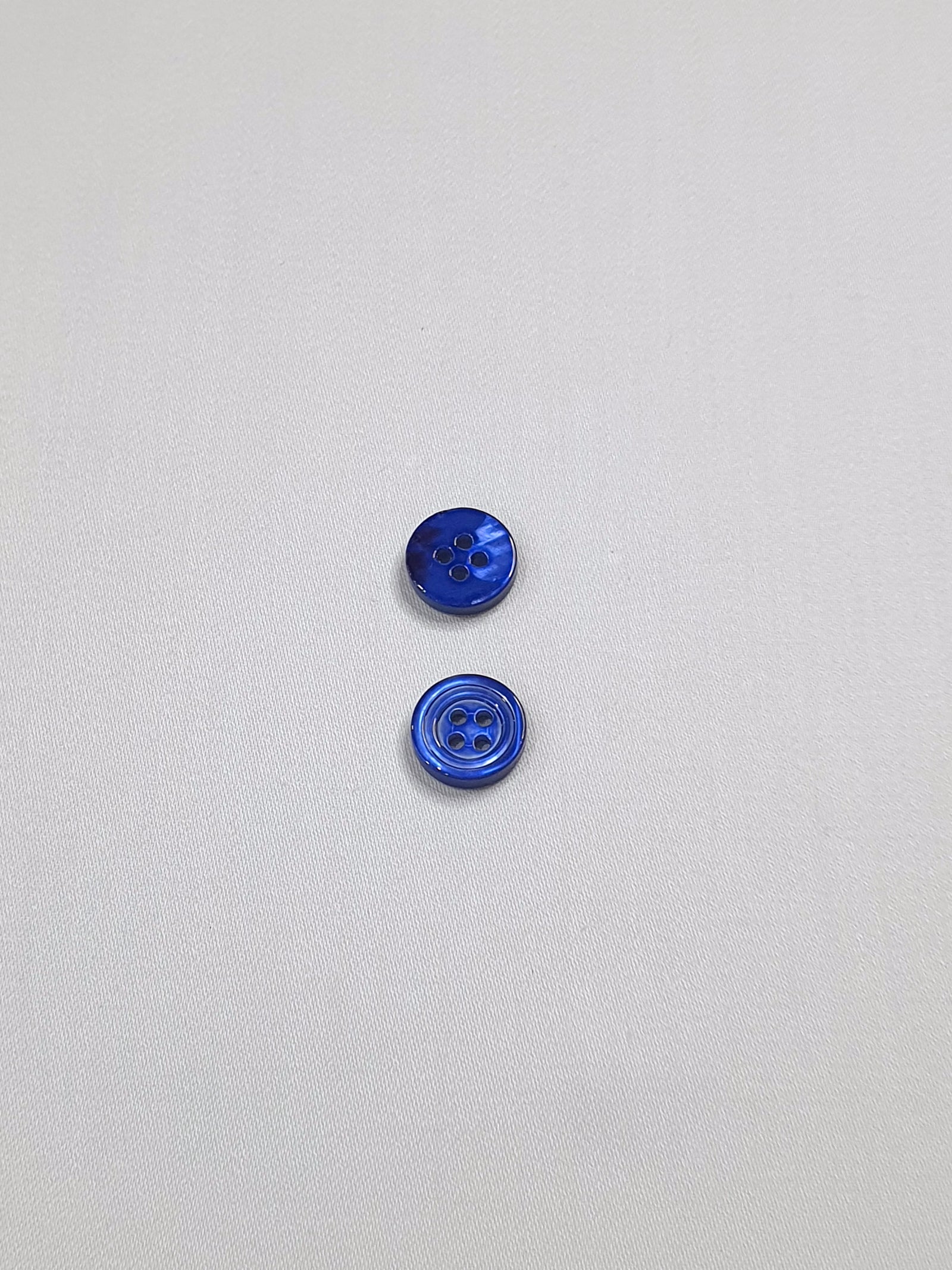 SP02/Bl HUBERROSS Blue Colored Trocus Shell Buttons