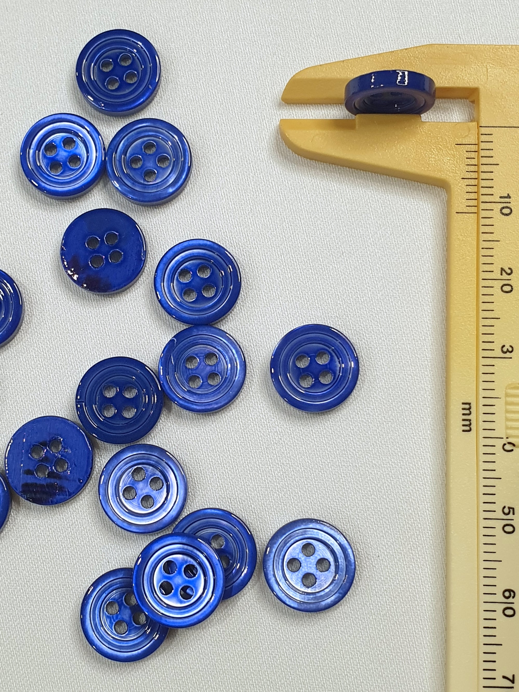SP02/Bl HUBERROSS Blue Colored Trocus Shell Buttons