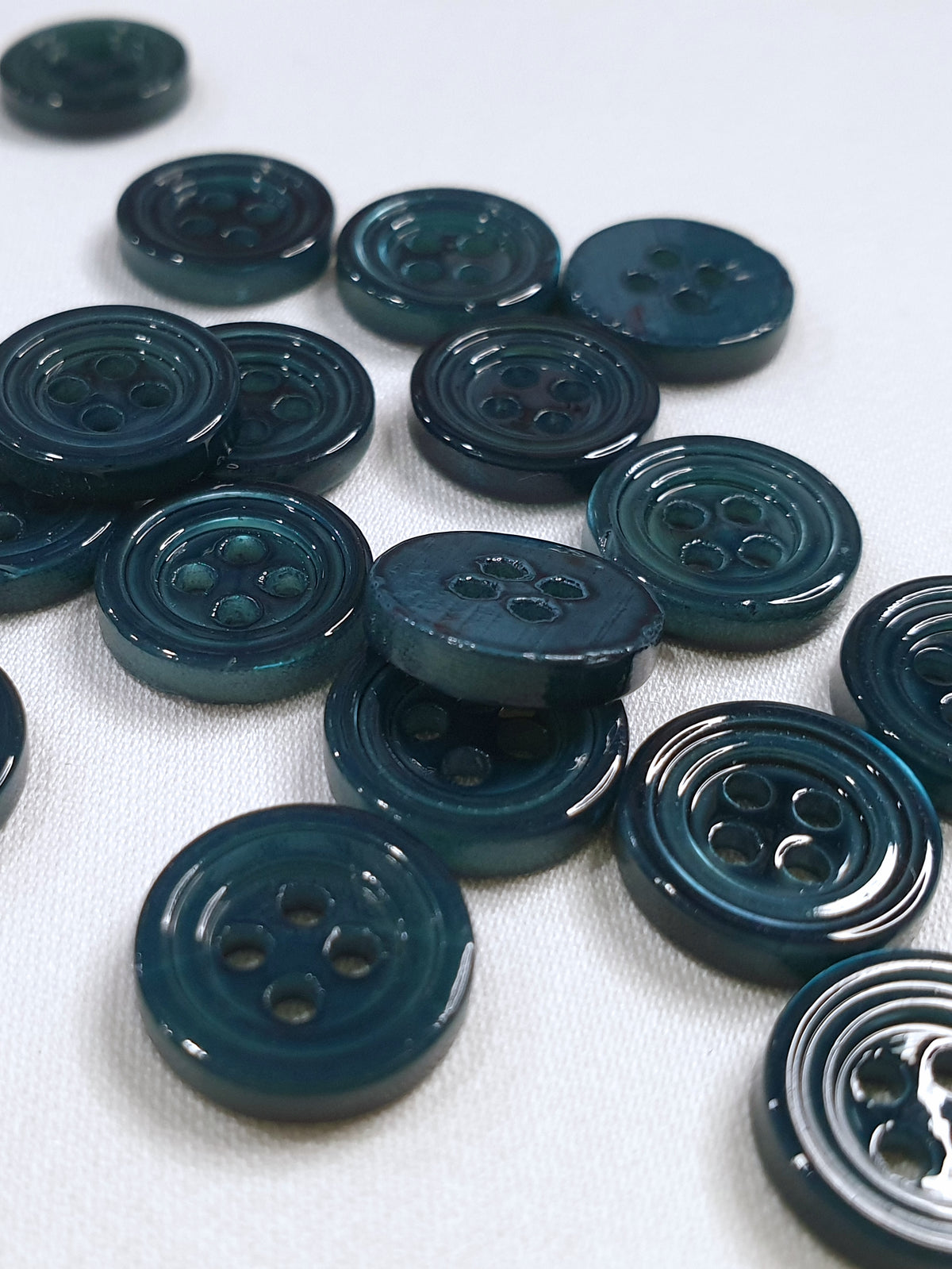 SP02/GR HUBERROSS Teal Green Colored Trocus Shell Buttons