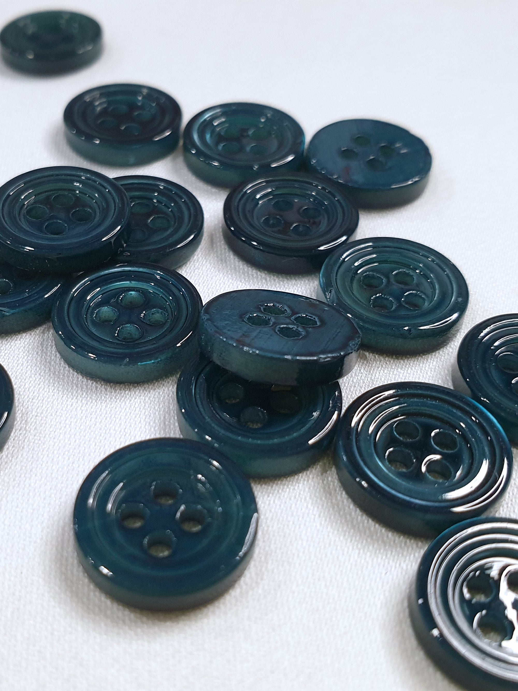 SP02/GR HUBERROSS Teal Green Colored Trocus Shell Buttons