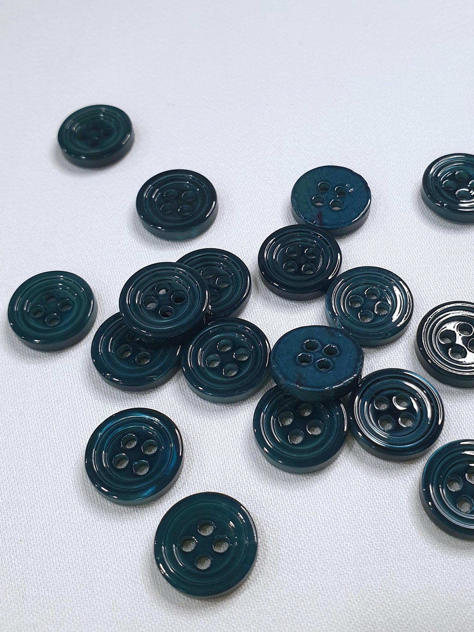 SP02/GR HUBERROSS Teal Green Colored Trocus Shell Buttons