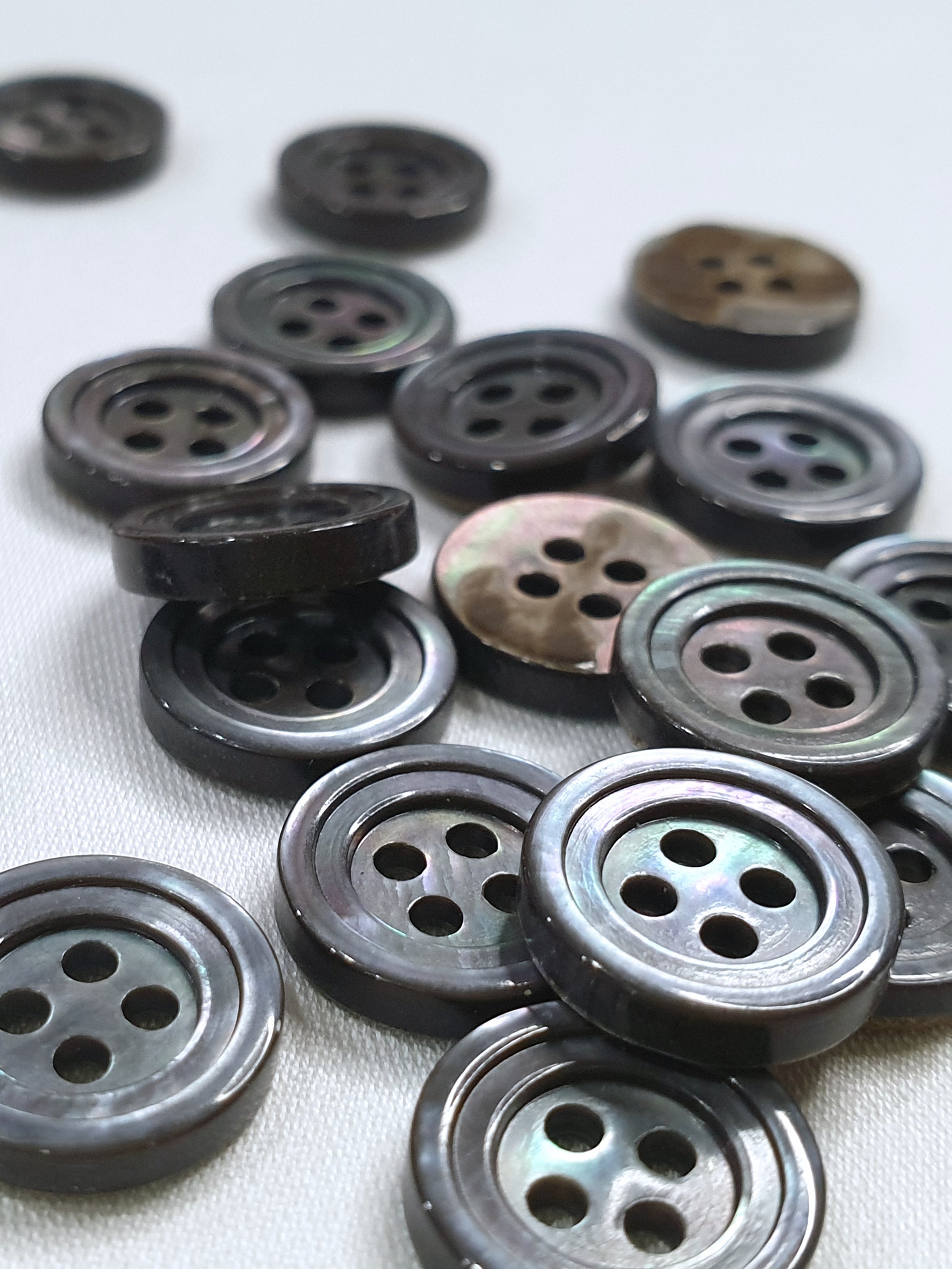 SP02/G HUBERROSS Arsenic Grey Colored Trocus Shell Buttons
