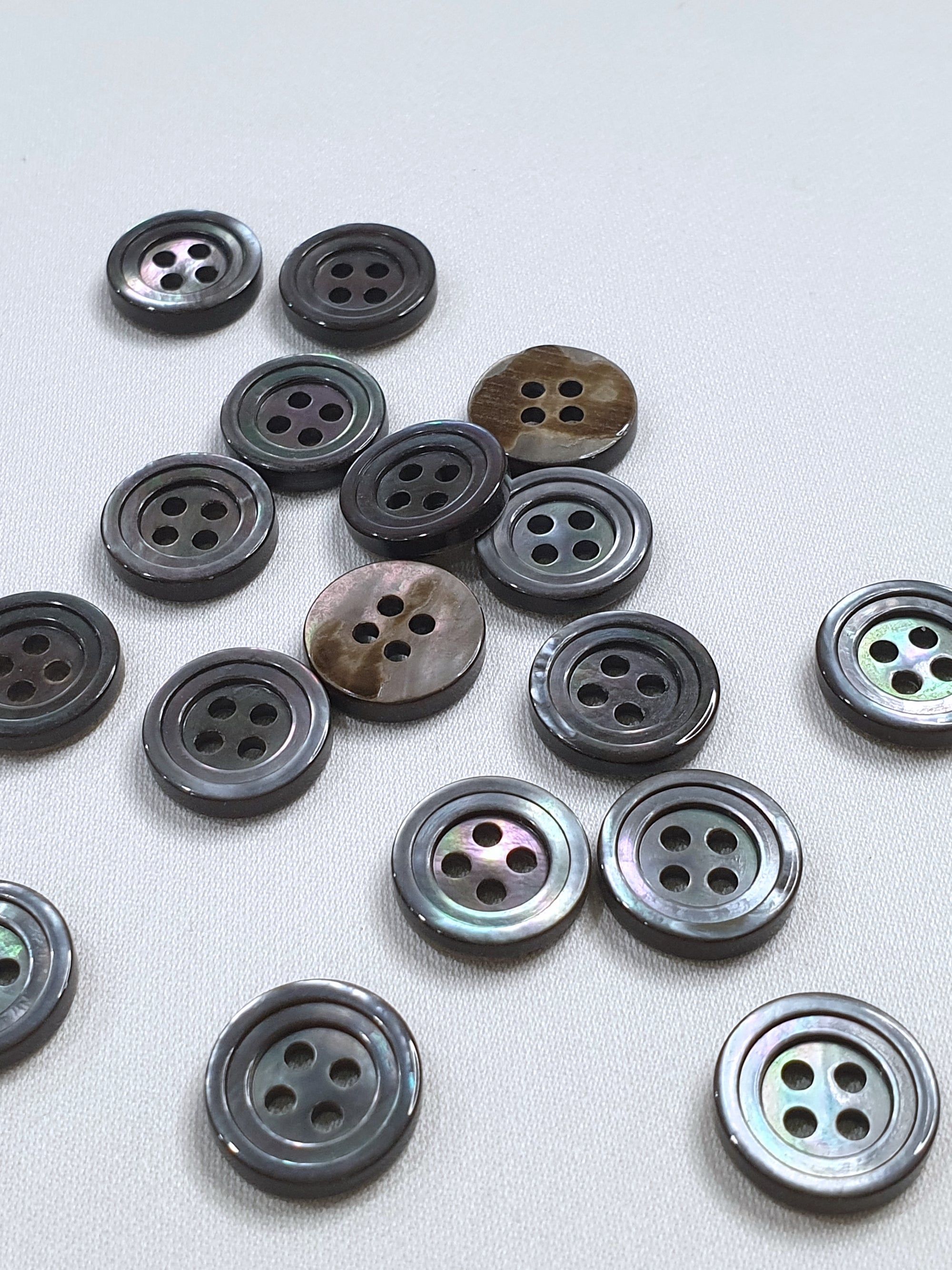 SP02/G HUBERROSS Arsenic Grey Colored Trocus Shell Buttons