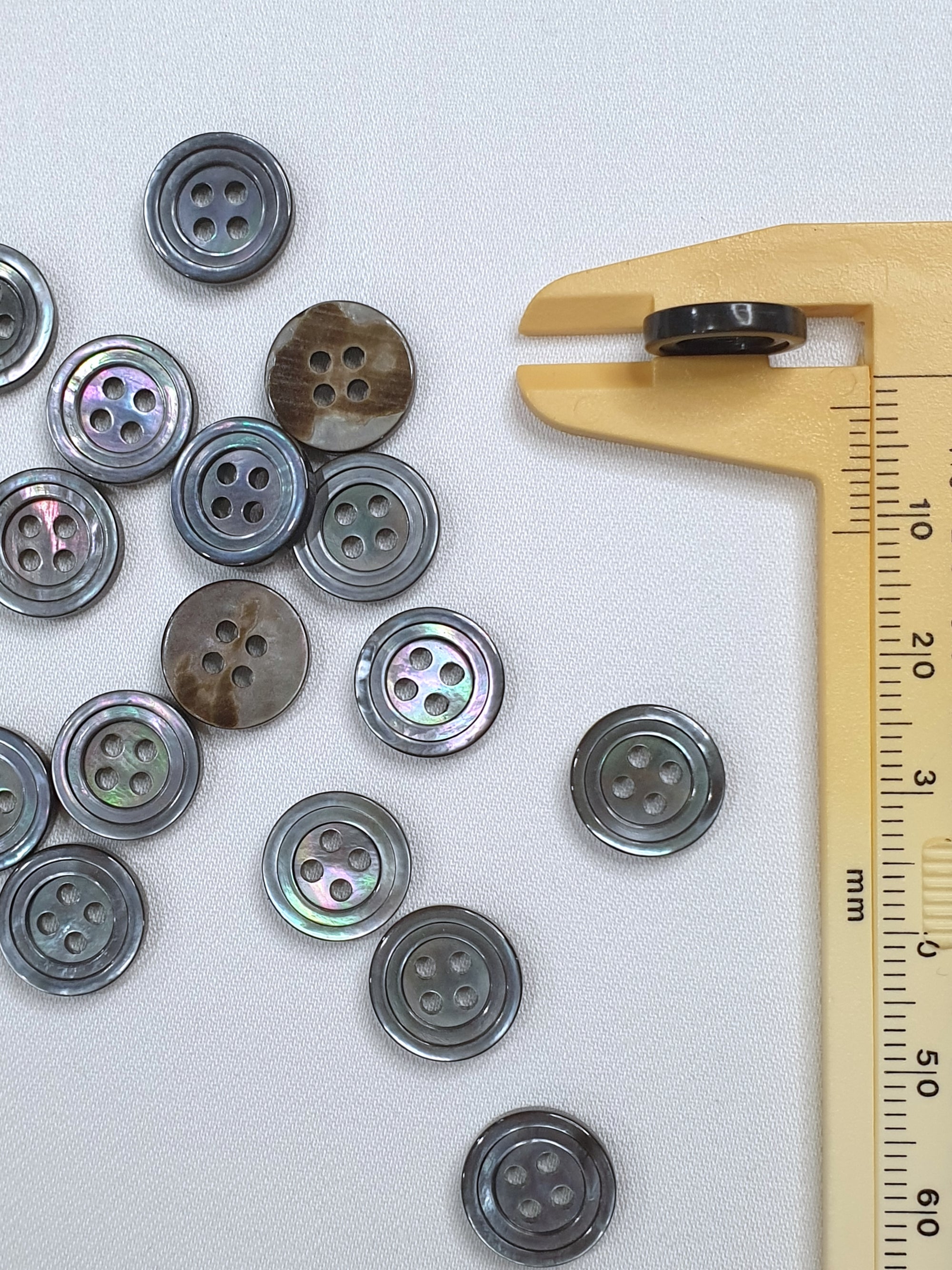 SP02/G HUBERROSS Arsenic Grey Colored Trocus Shell Buttons