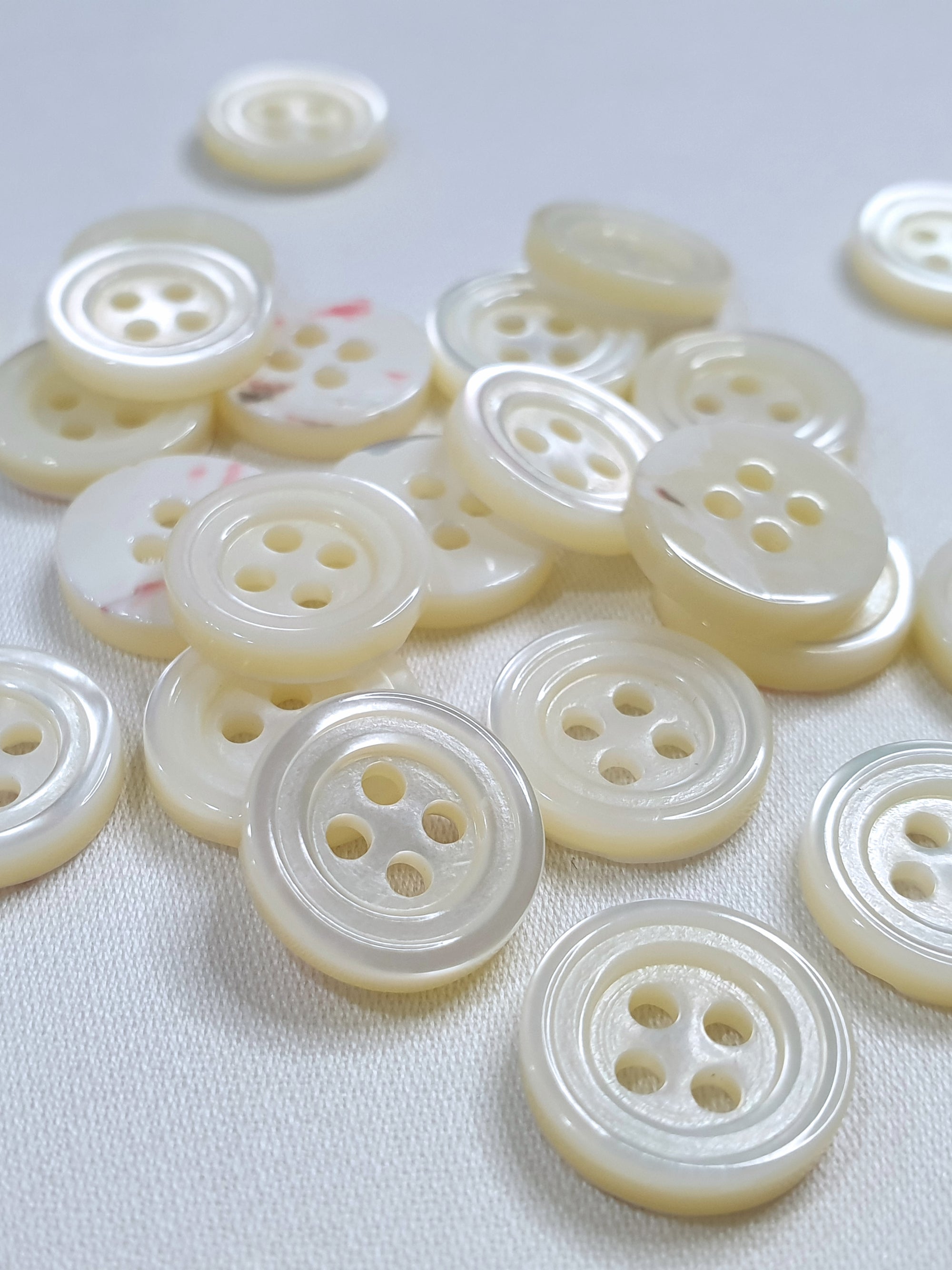 SP02/W HUBERROSS White Colored Trocus Shell Buttons
