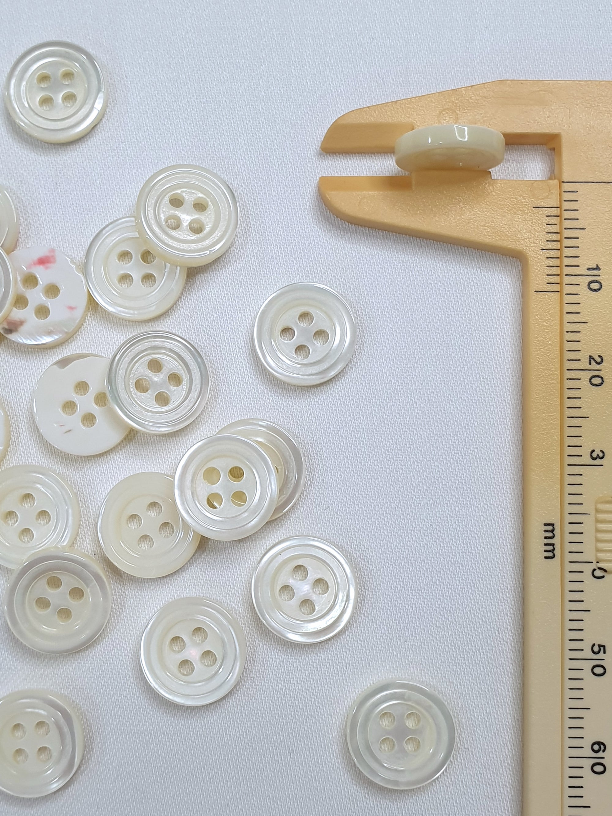 SP02/W HUBERROSS White Colored Trocus Shell Buttons