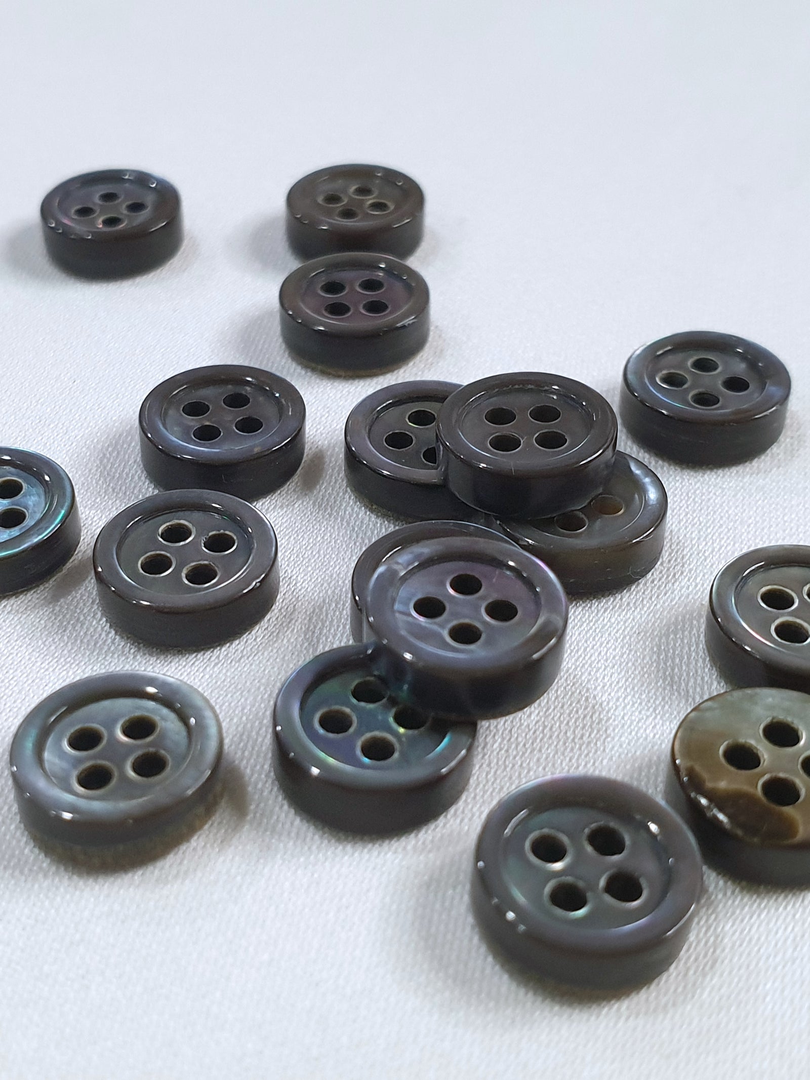 SP03/G14 HUBERROSS Grey Colour 3mm Trocus Shell Buttons