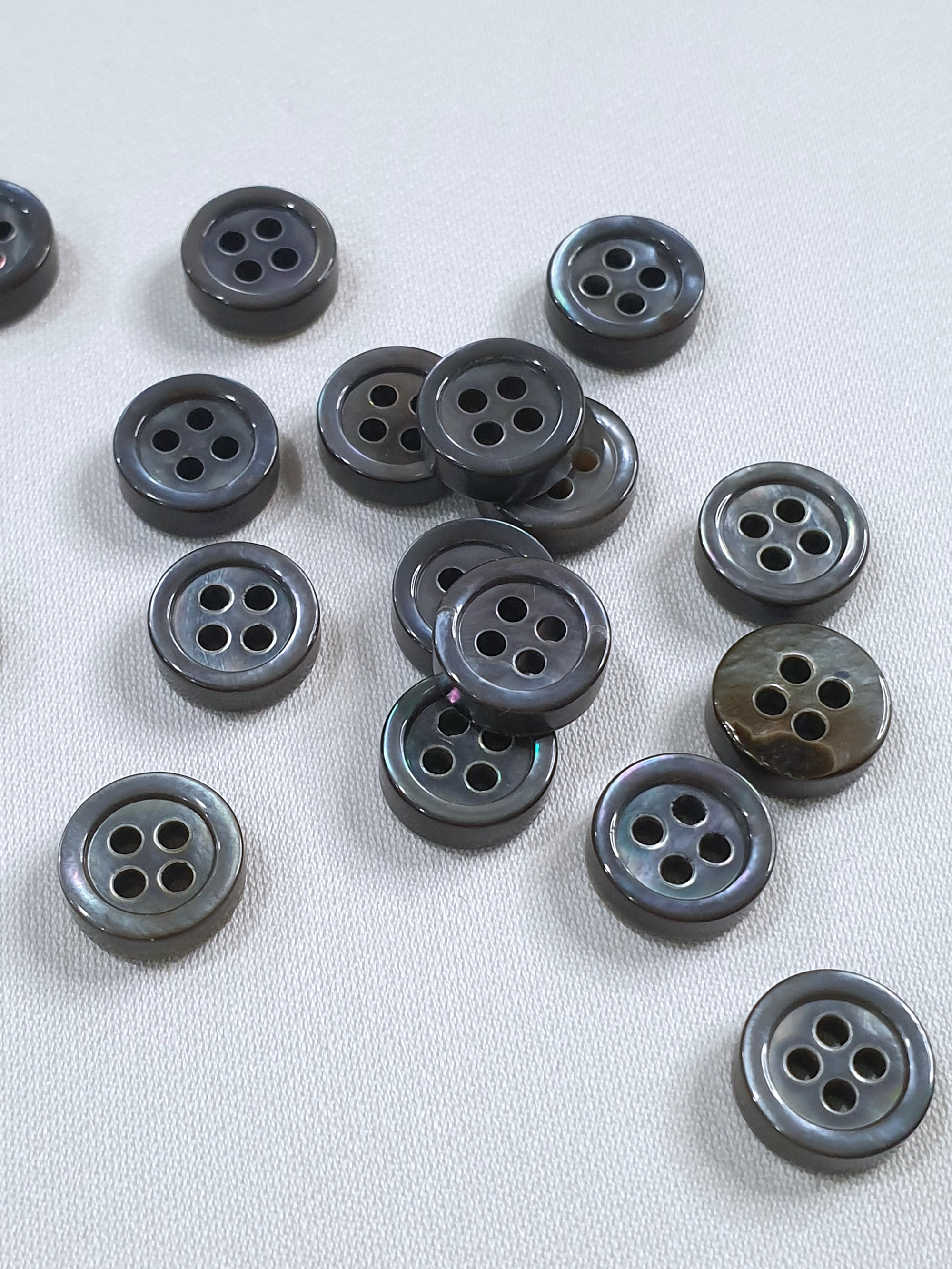 SP03/G14 HUBERROSS Grey Colour 3mm Trocus Shell Buttons