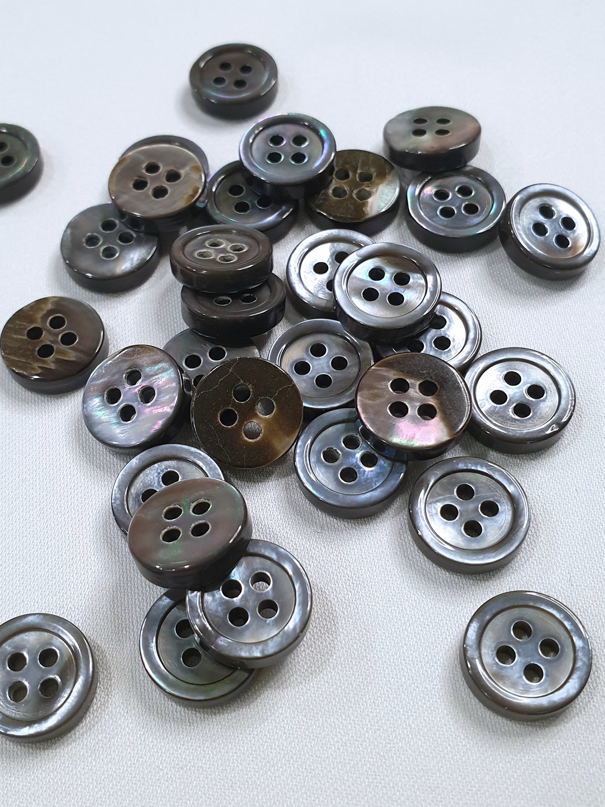 SP03/G18 HUBERROSS Grey Colour 3mm Trocus Shell Buttons
