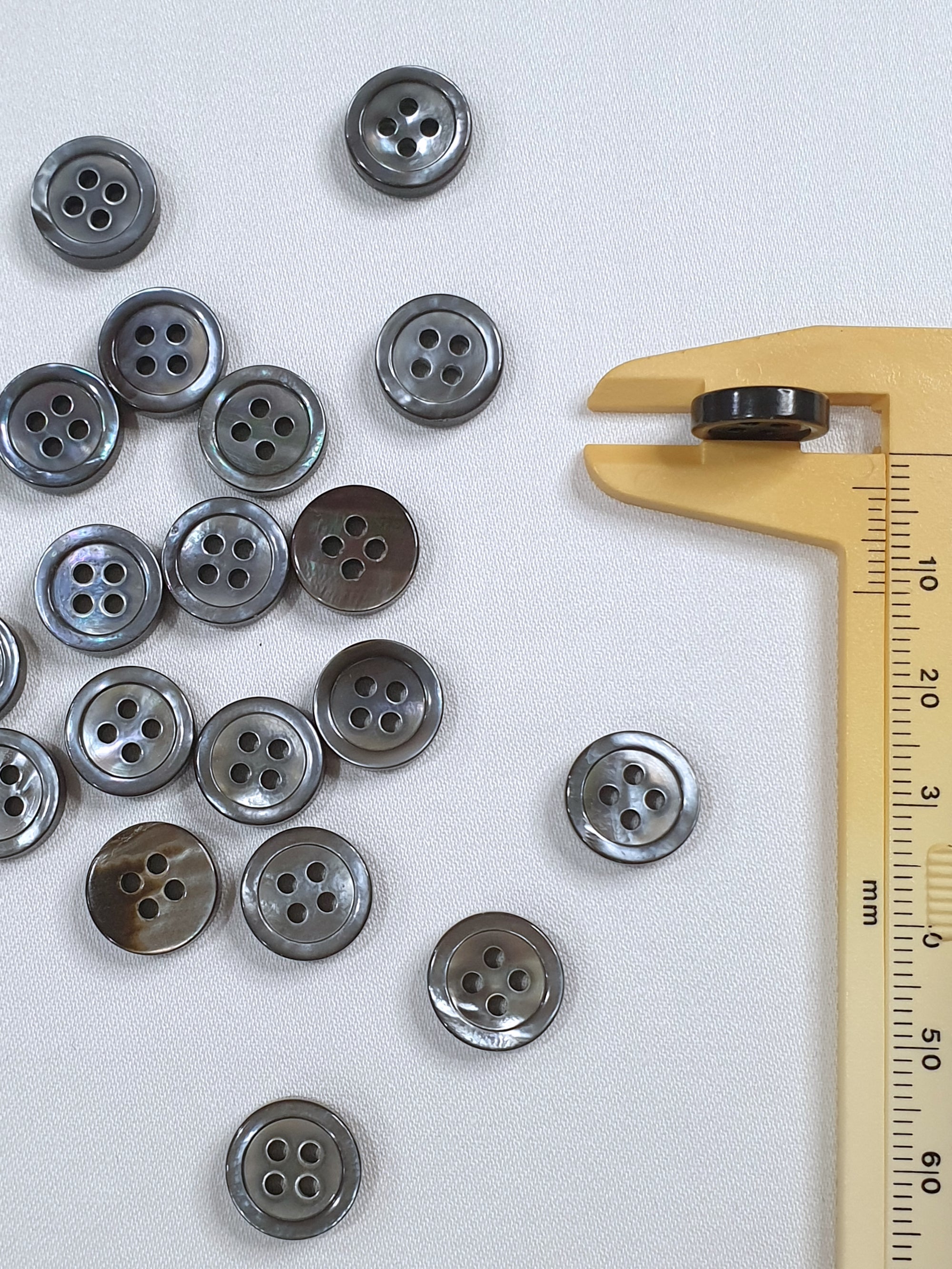 SP03/G18 HUBERROSS Grey Colour 3mm Trocus Shell Buttons