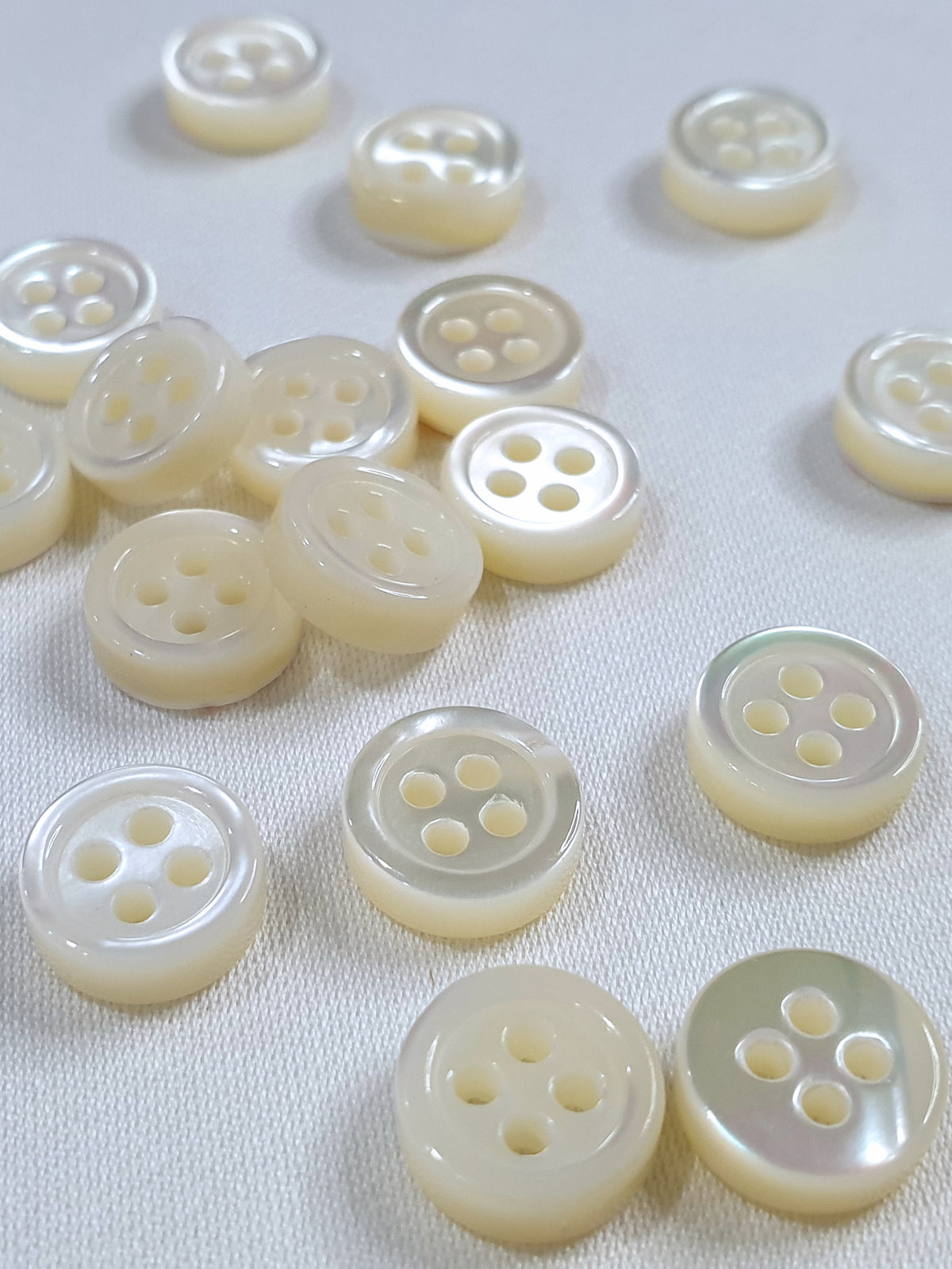 SP03/W14 HUBERROSS 3mm Trocus Shell Buttons