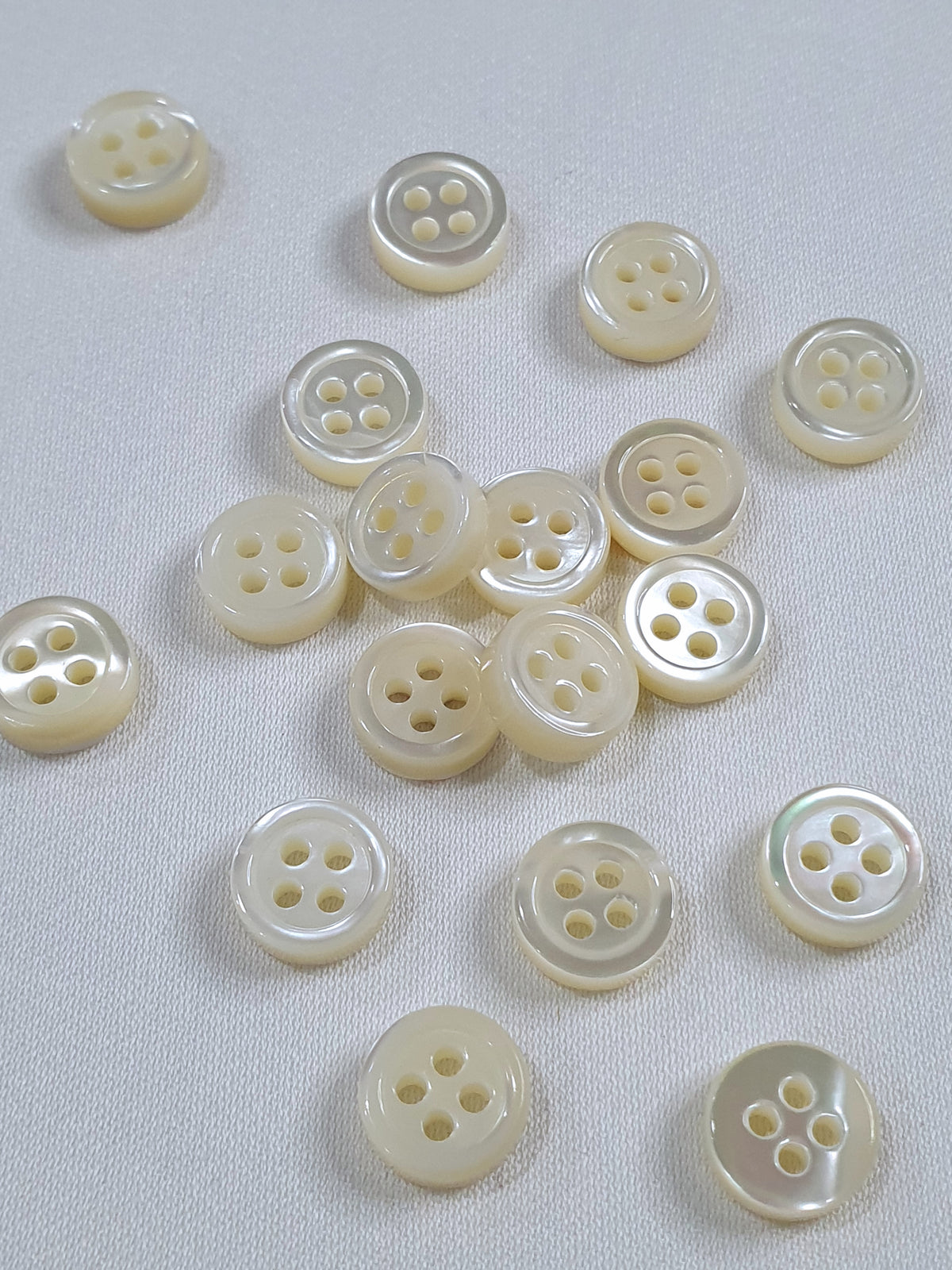 SP03/W14 HUBERROSS 3mm Trocus Shell Buttons