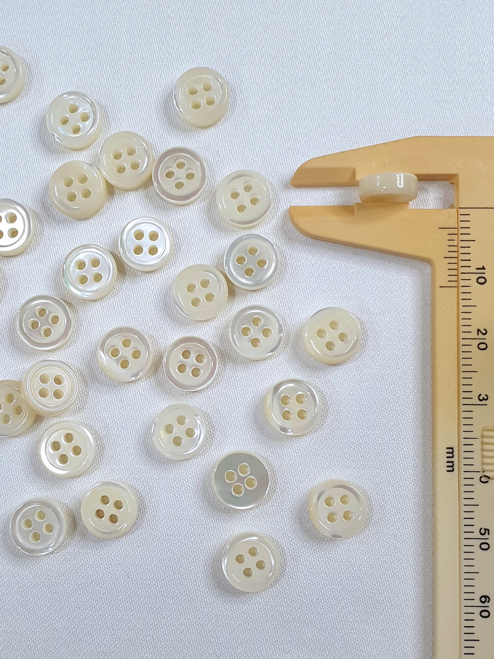 SP03/W14 HUBERROSS 3mm Trocus Shell Buttons