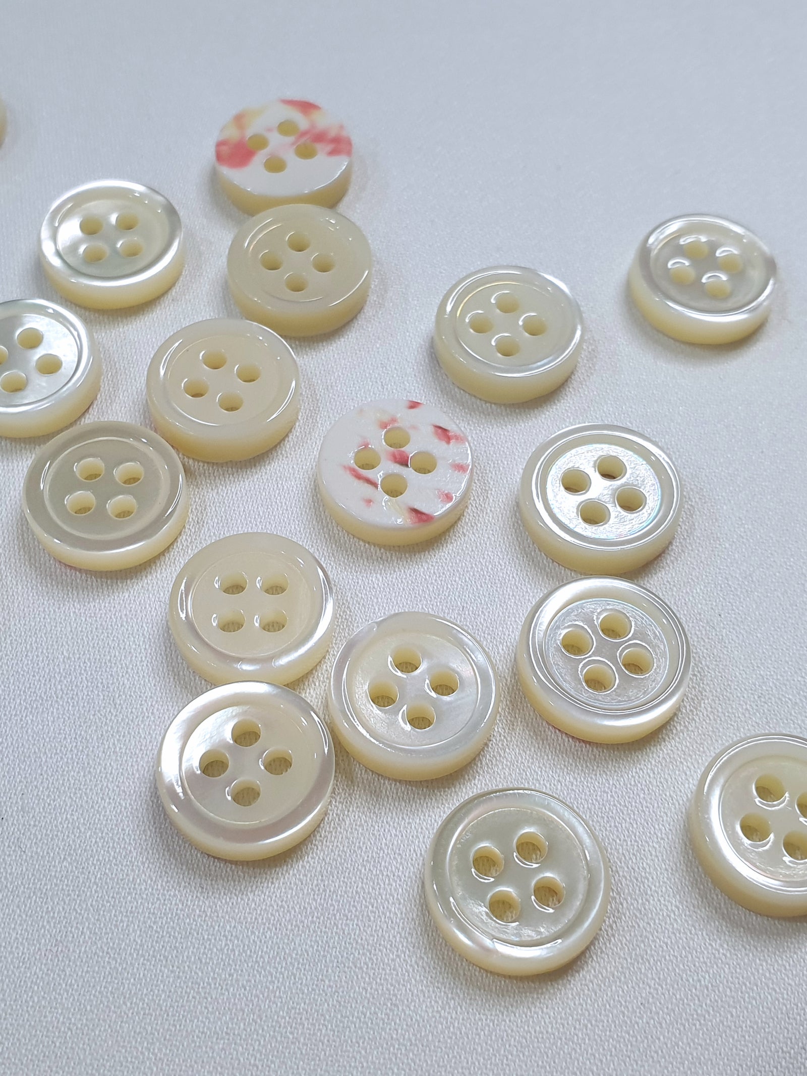 SP03/W18 HUBERROSS 3mm Trocus Shell Buttons