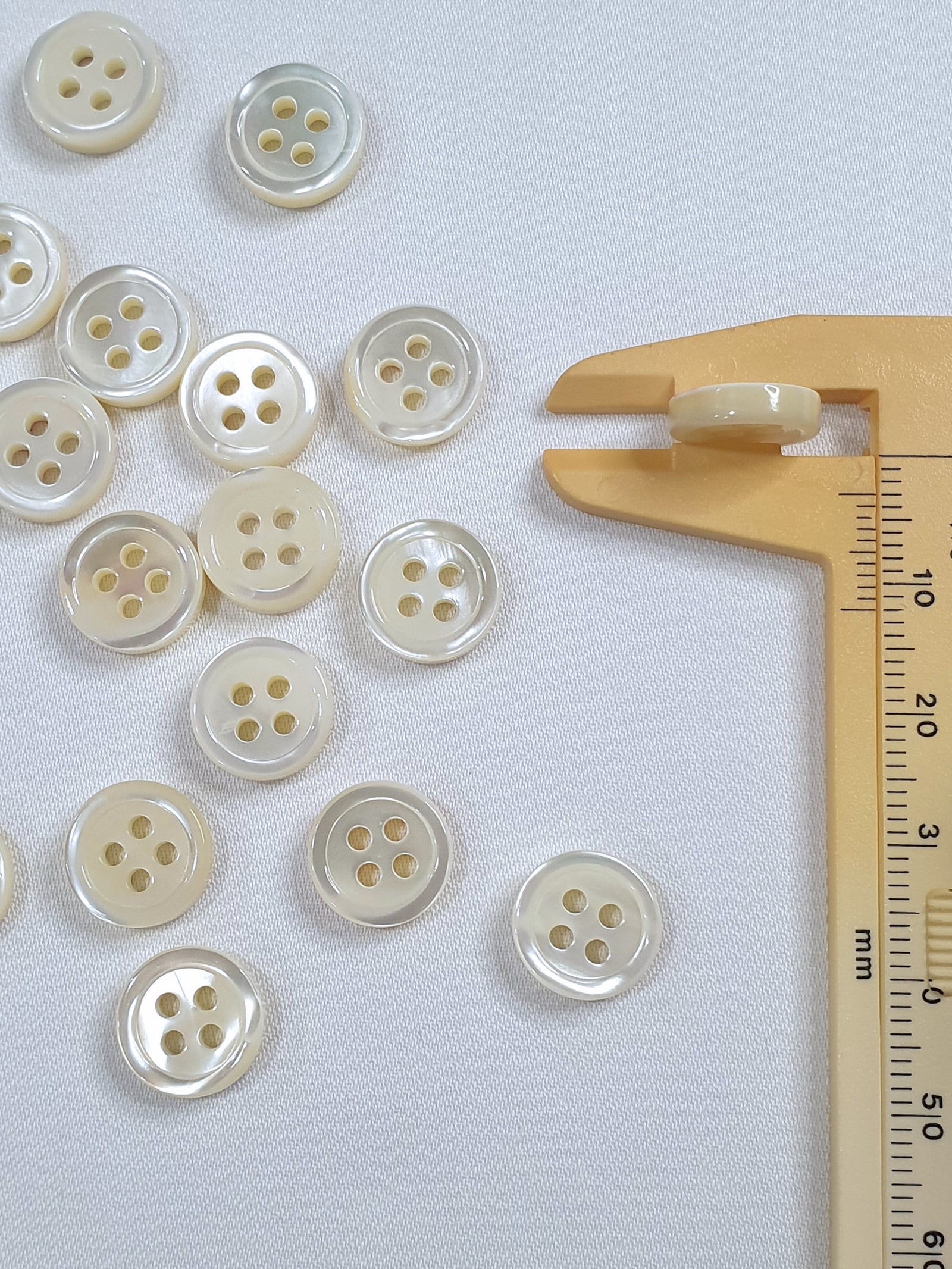 SP03/W18 HUBERROSS 3mm Trocus Shell Buttons