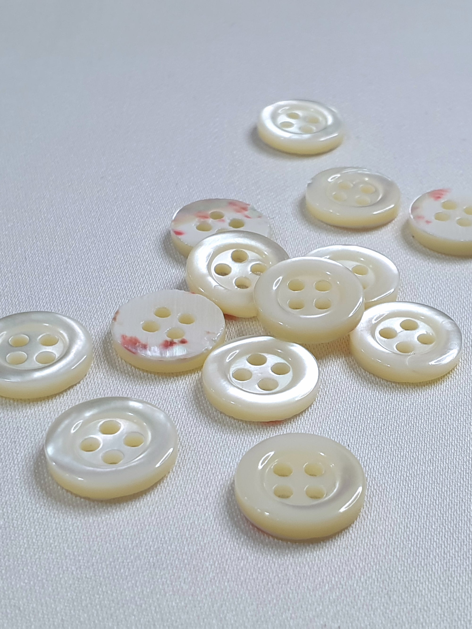 SP05 HUBERROSS Classic Trocus Shell Buttons in White , Grey and Brown