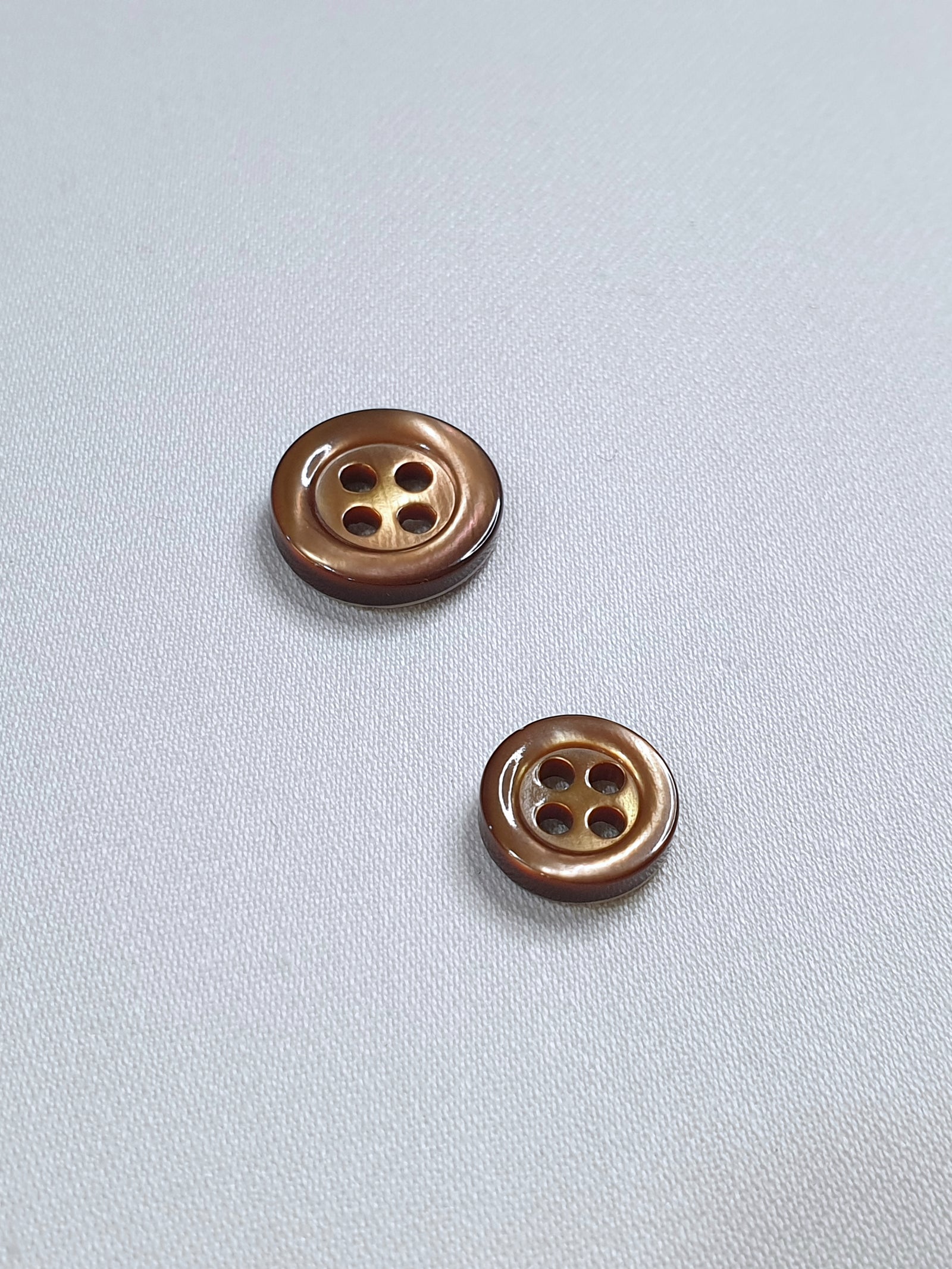 SP05 HUBERROSS Classic Trocus Shell Buttons in White , Grey and Brown