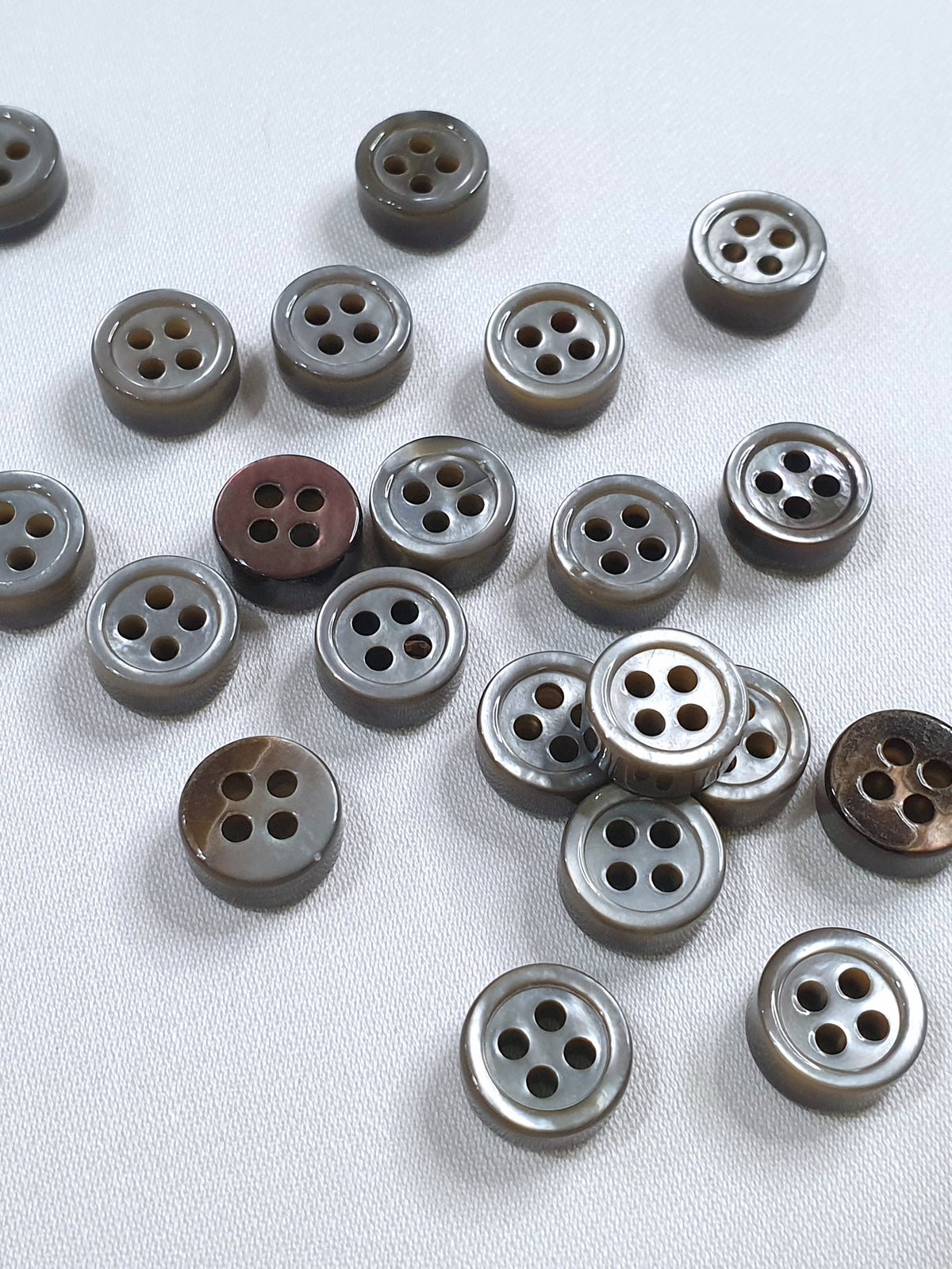SP06/G14 HUBERROSS Grey Colour 4mm Trocus Shell Buttons