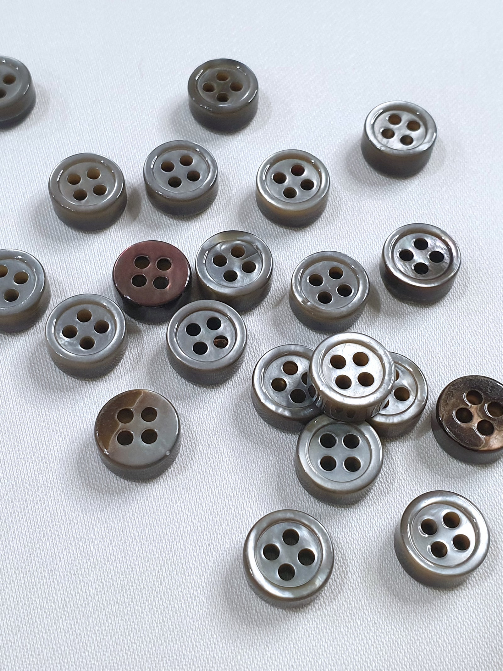 SP06/G14 HUBERROSS Grey Colour 4mm Trocus Shell Buttons