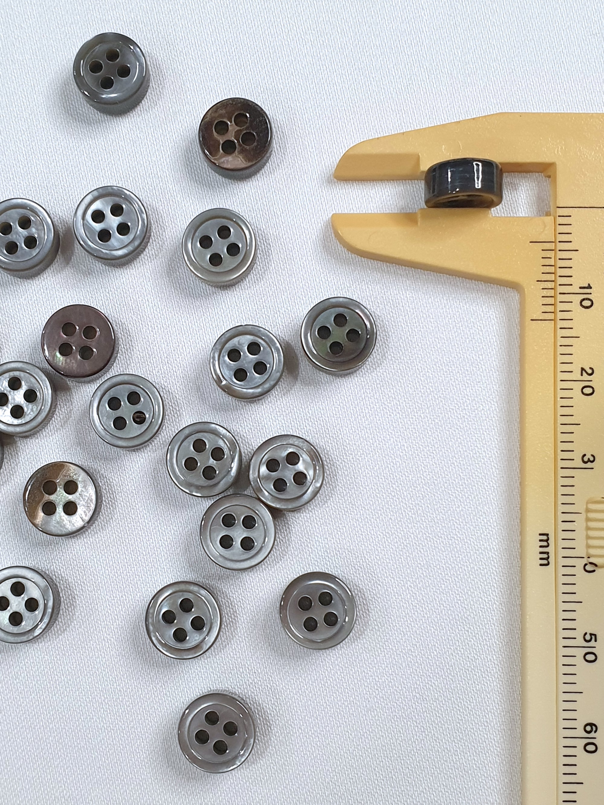 SP06/G14 HUBERROSS Grey Colour 4mm Trocus Shell Buttons