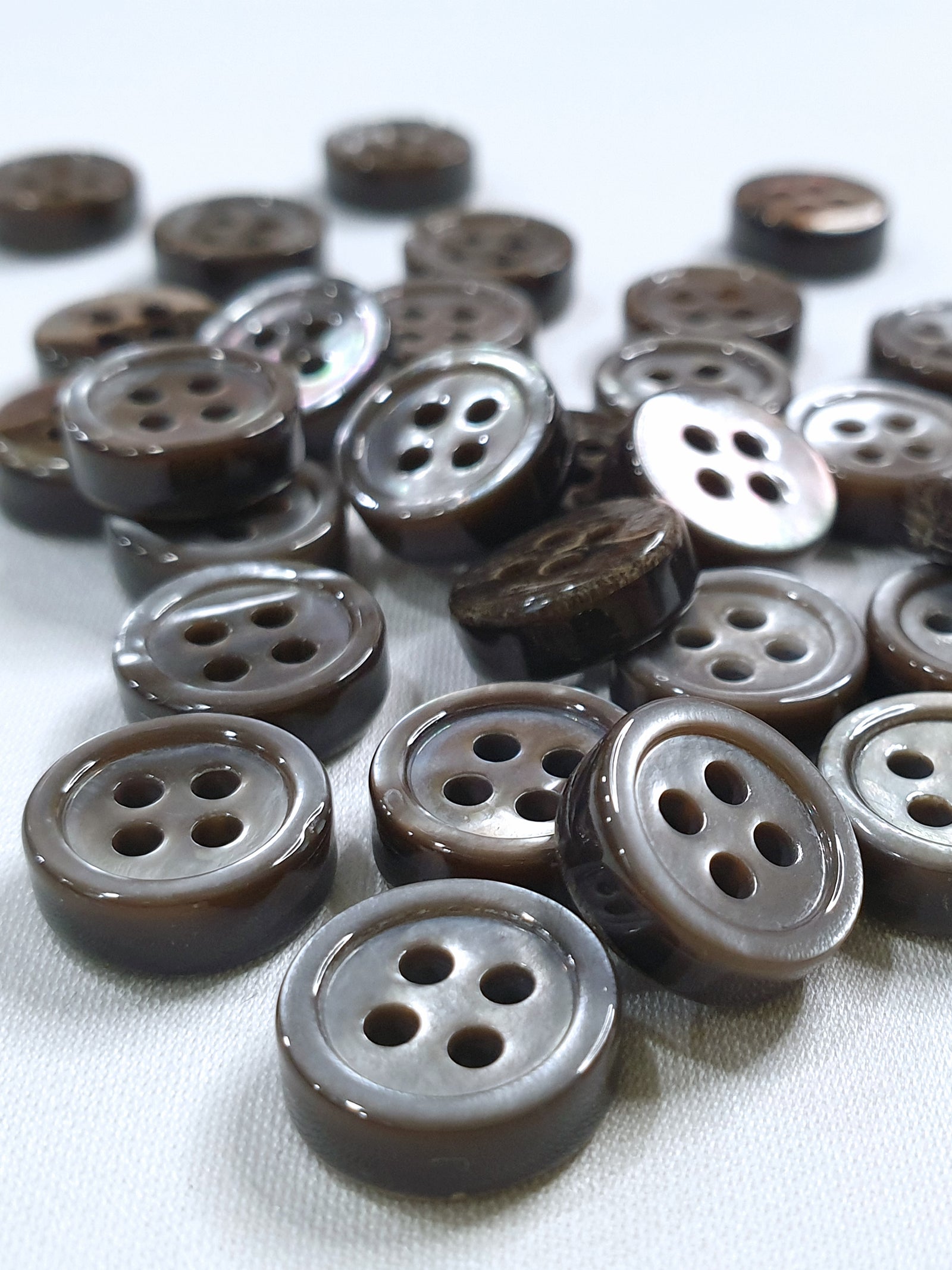 SP06/G18 HUBERROSS Grey Colour 4mm Trocus Shell Buttons