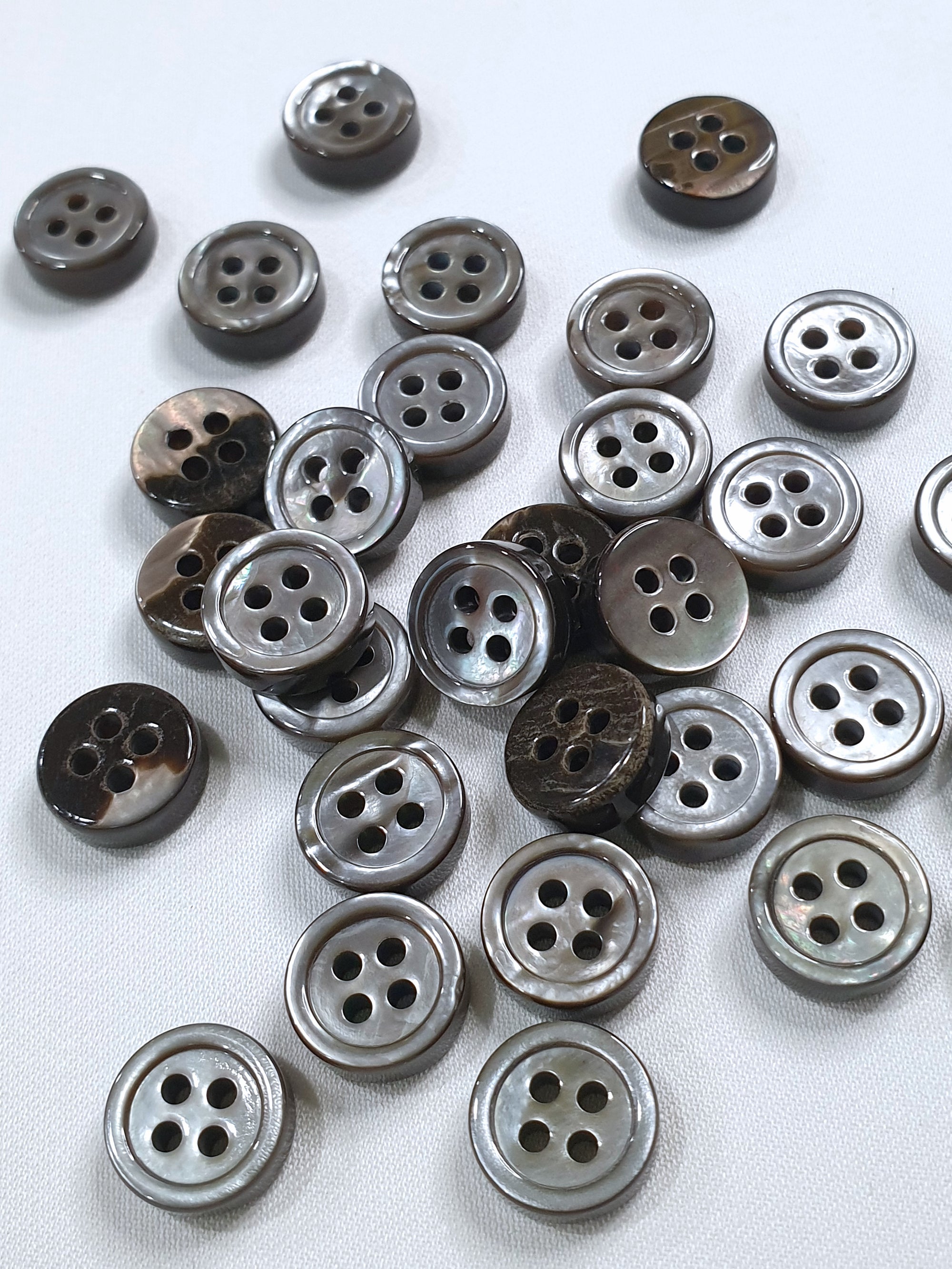 SP06/G18 HUBERROSS Grey Colour 4mm Trocus Shell Buttons