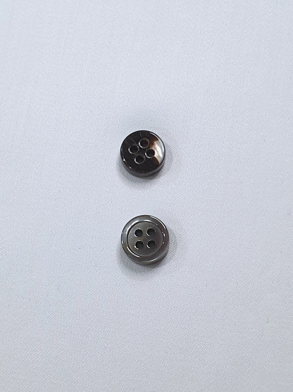 SP06/G18 HUBERROSS Grey Colour 4mm Trocus Shell Buttons