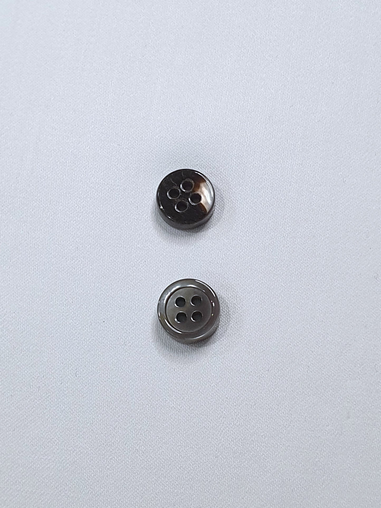 SP06/G18 HUBERROSS Grey Colour 4mm Trocus Shell Buttons
