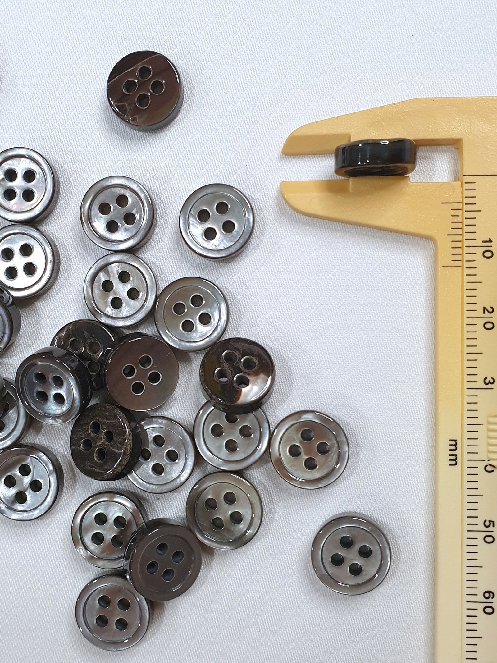 SP06/G18 HUBERROSS Grey Colour 4mm Trocus Shell Buttons
