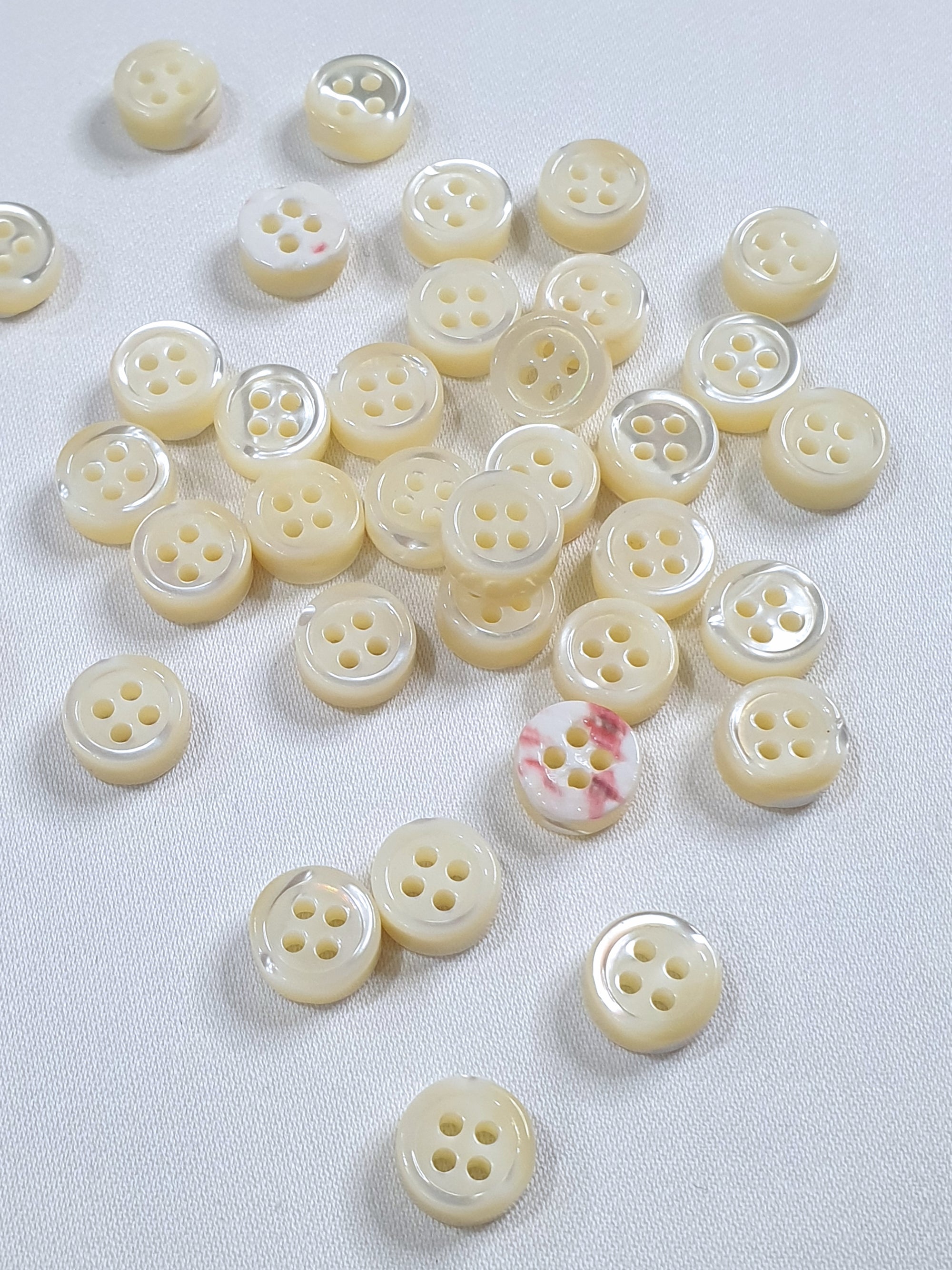 SP06/W14 HUBERROSS White Colour 4mm Trocus Shell Buttons