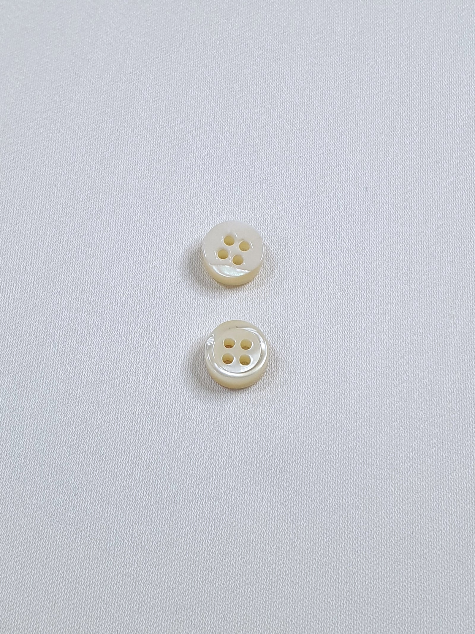 SP06/W14 HUBERROSS White Colour 4mm Trocus Shell Buttons