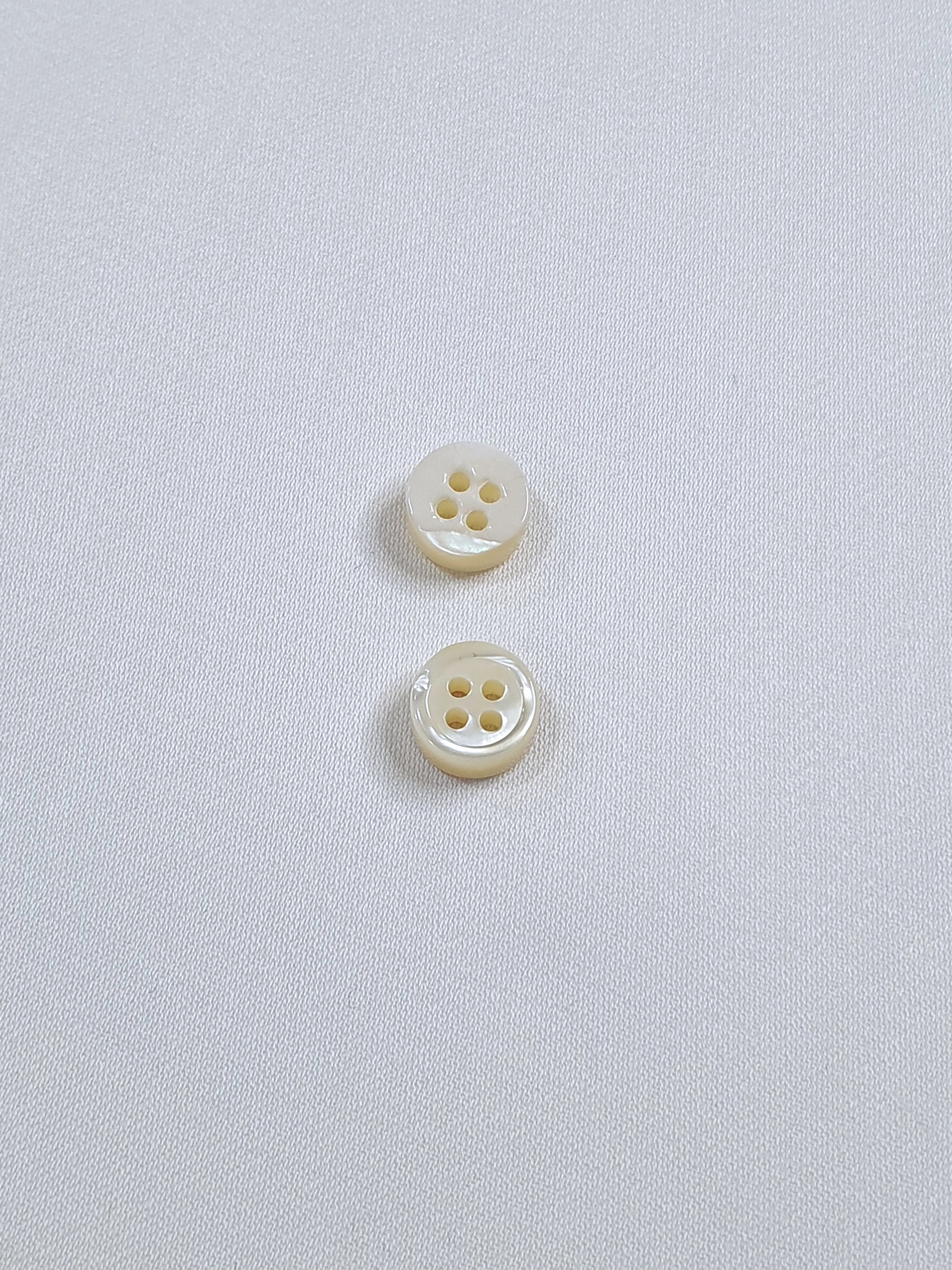 SP06/W14 HUBERROSS White Colour 4mm Trocus Shell Buttons