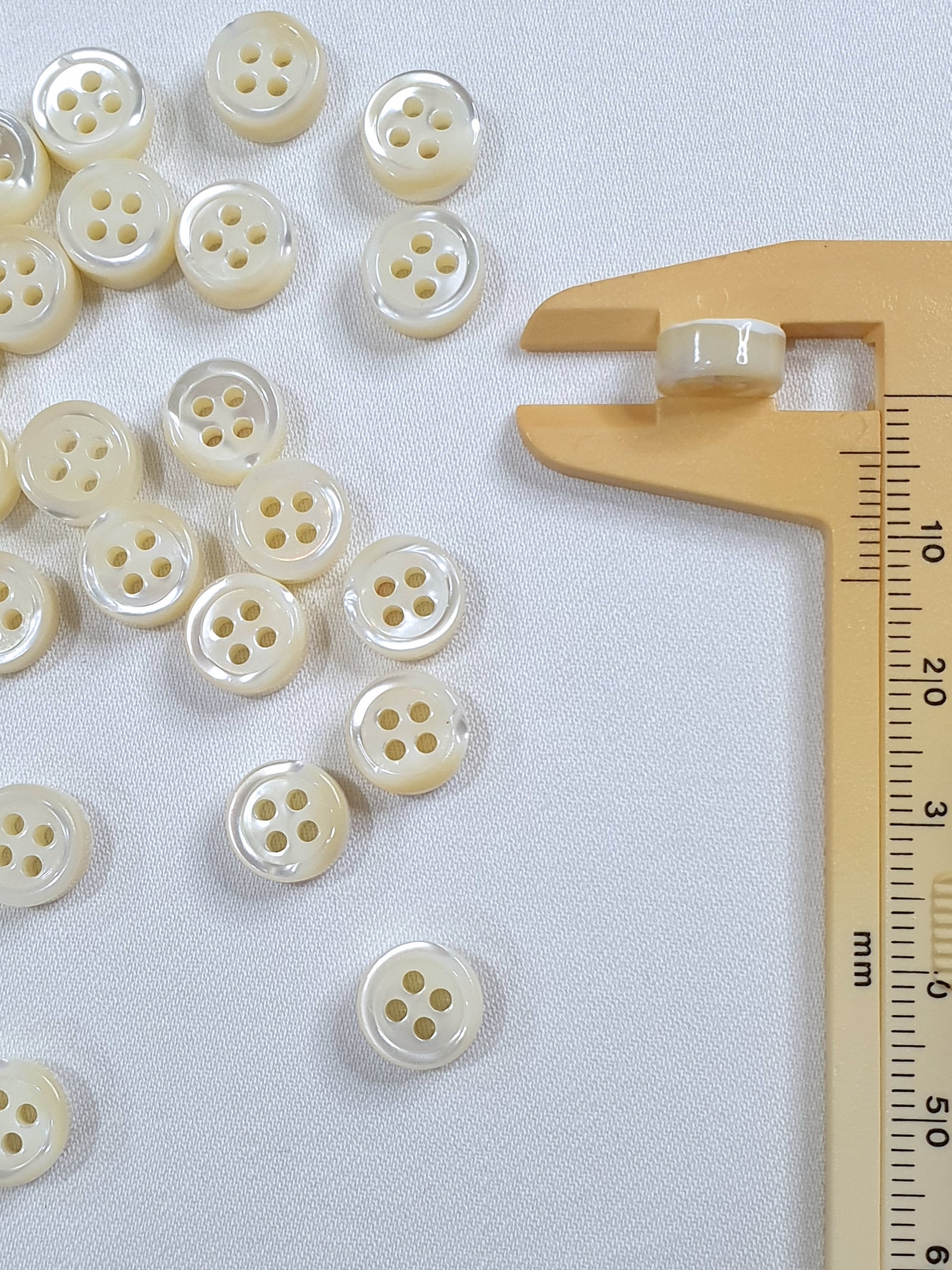 SP06/W14 HUBERROSS White Colour 4mm Trocus Shell Buttons