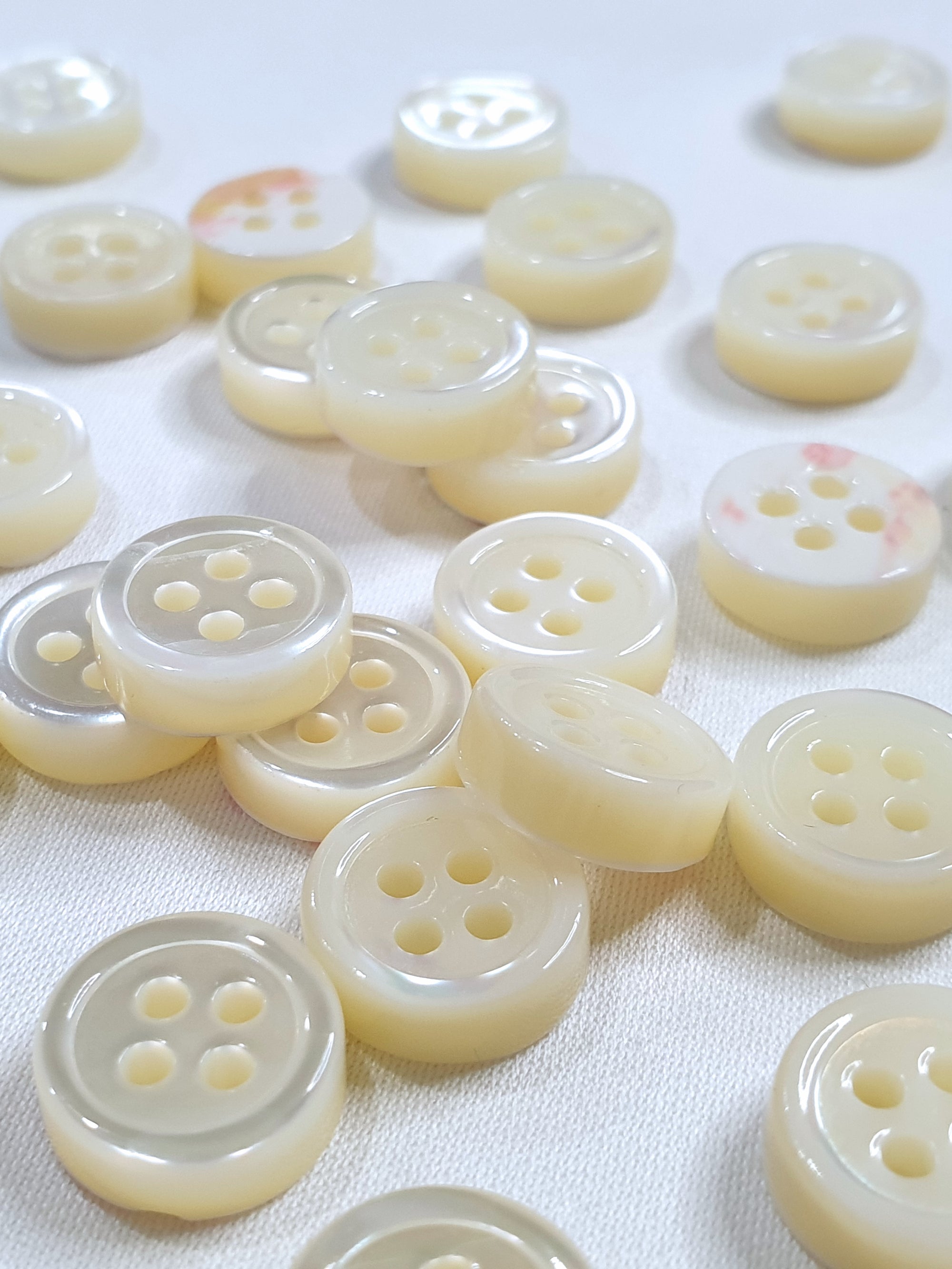 SP06/W18 HUBERROSS White Colour 4mm Trocus Shell Buttons