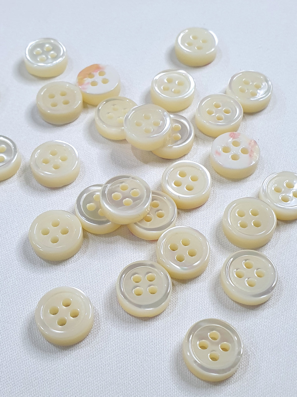SP06/W18 HUBERROSS White Colour 4mm Trocus Shell Buttons