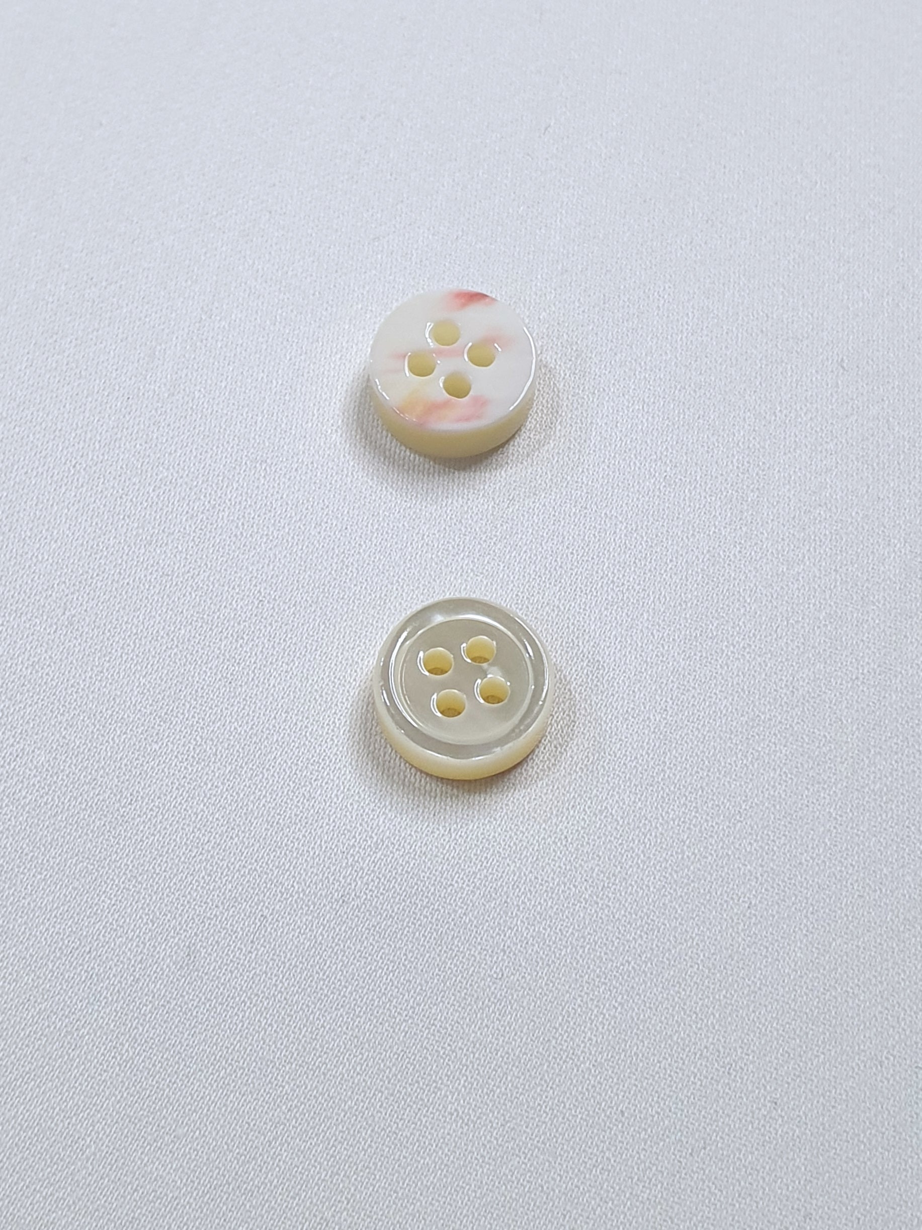 SP06/W18 HUBERROSS White Colour 4mm Trocus Shell Buttons