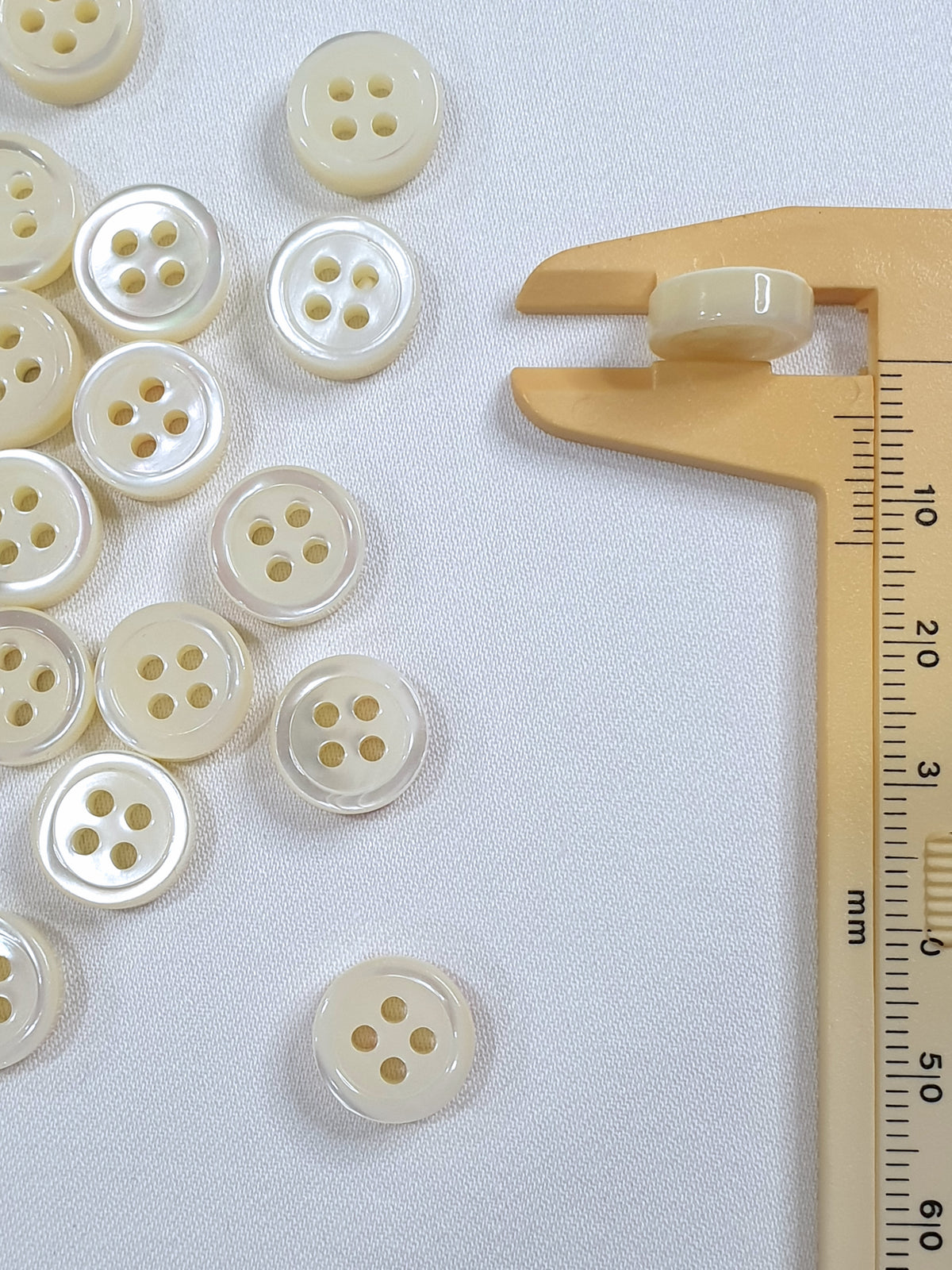 SP06/W18 HUBERROSS White Colour 4mm Trocus Shell Buttons